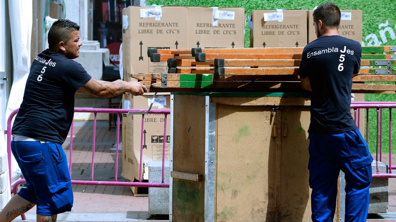 Dos operarios trabajan en una calle de Valladolid en una imagen de archivo