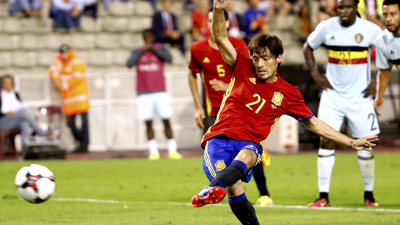 España vence a Bélgica 0-2 en partido amistoso