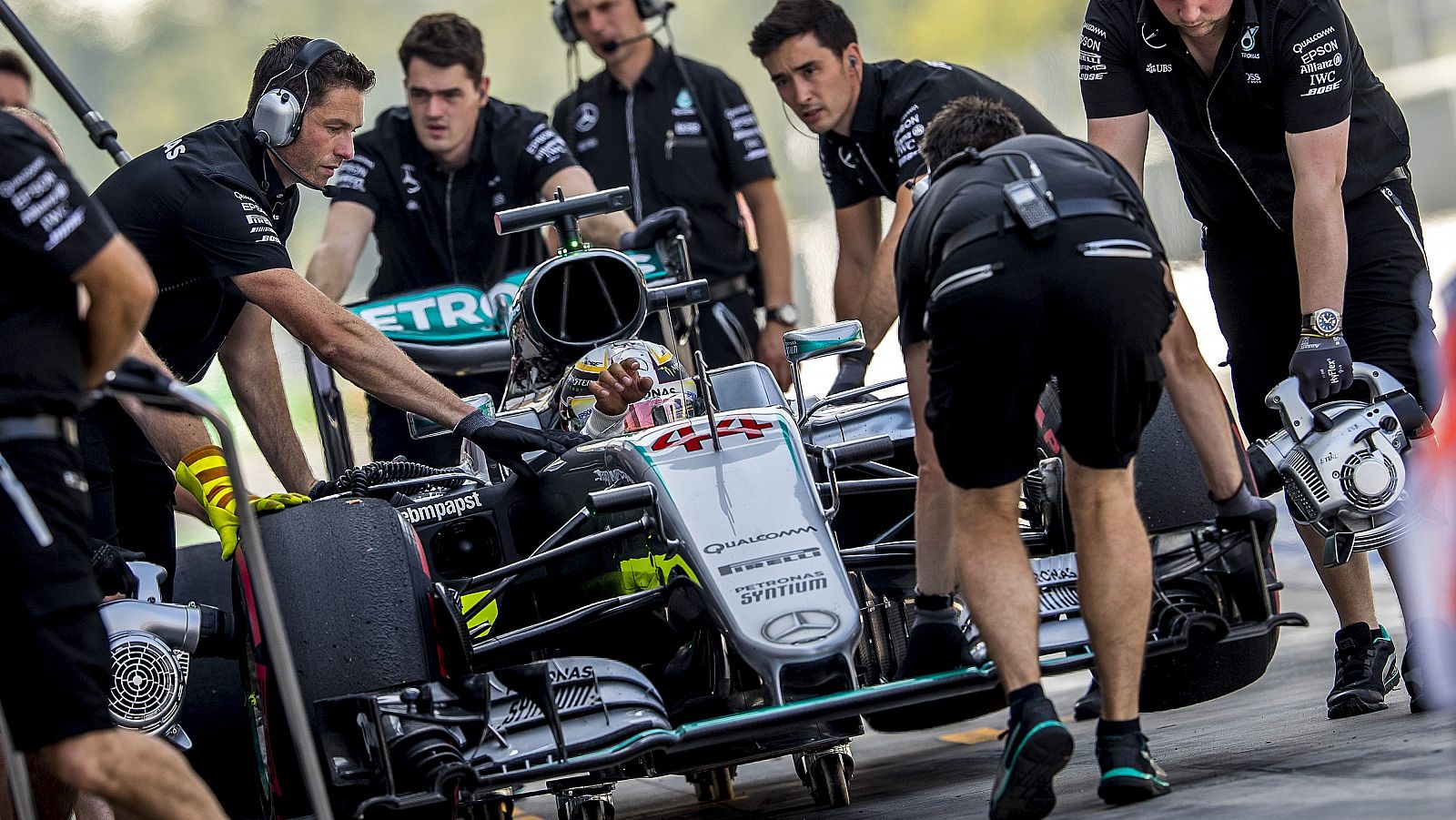 Hamilton lidera los entrenamientos libres en Monza