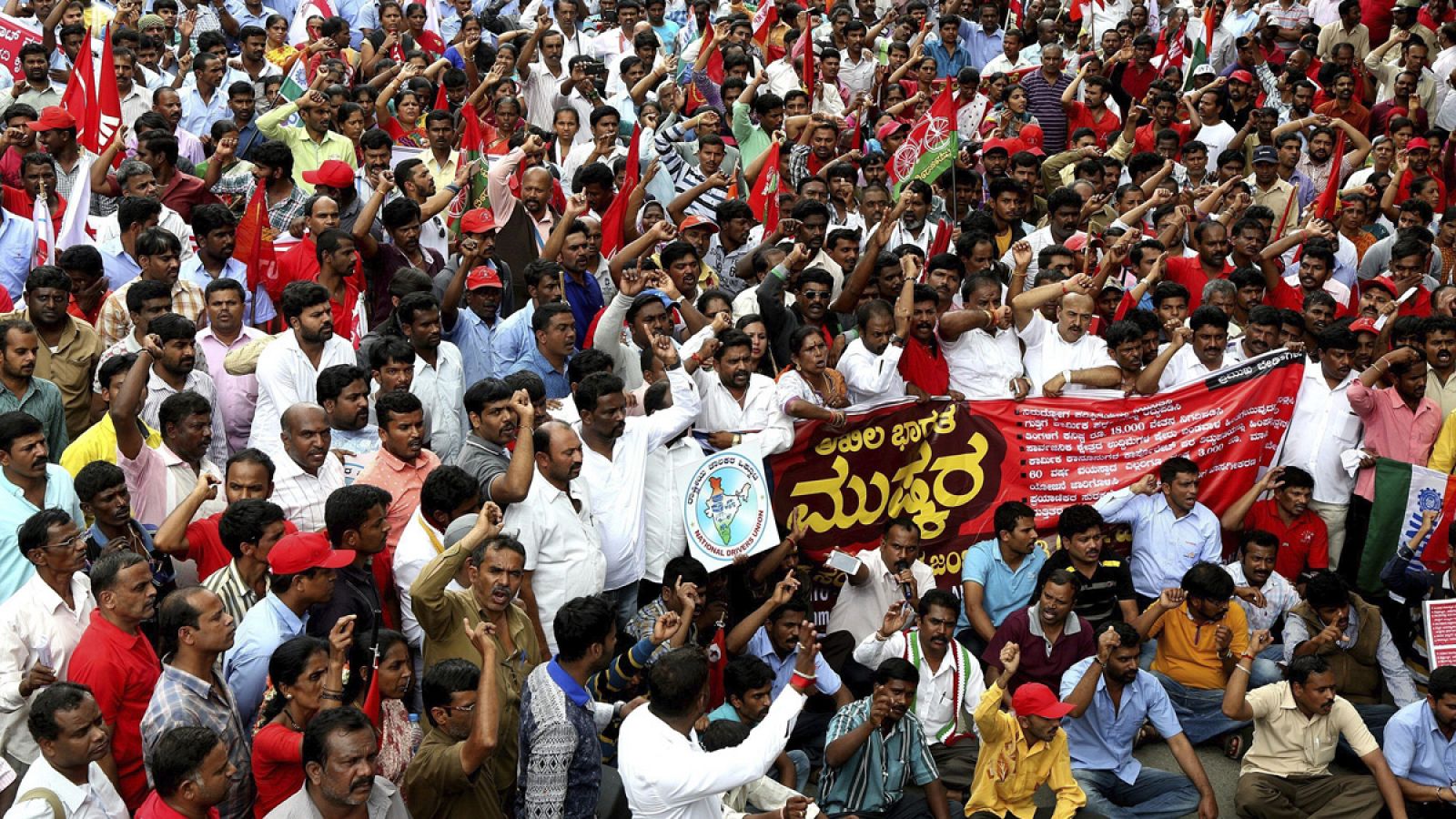 Miembros de diferentes sindicatos indios protestan en Bangalore