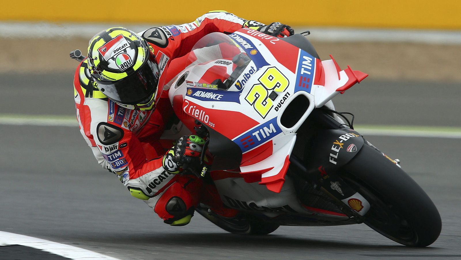 El italiano Andrea Iannone (Ducati), en los entrenamientos libres de Silverstone