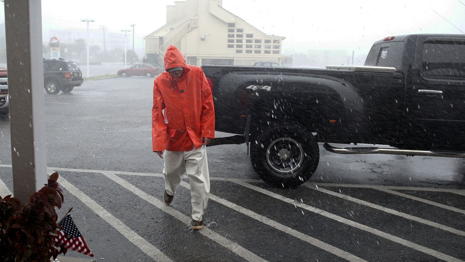 Un hombre camina bajo la intensa lluvia en Carolina del Sur.