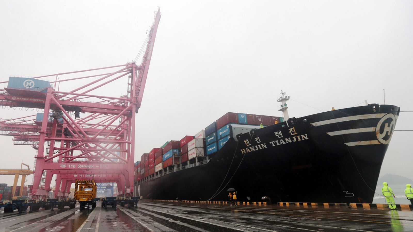 Un buque de Hanjin Shipping en la terminal del puerto de Busan, en Corea del Sur