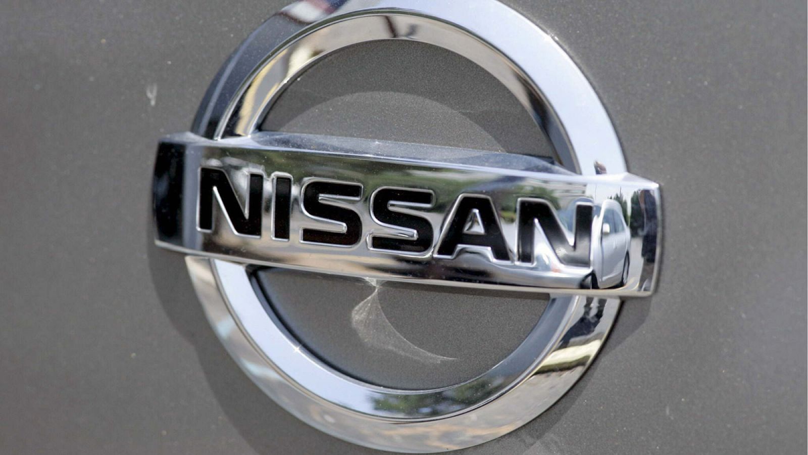 Logotipo de Nissan en un vehículo