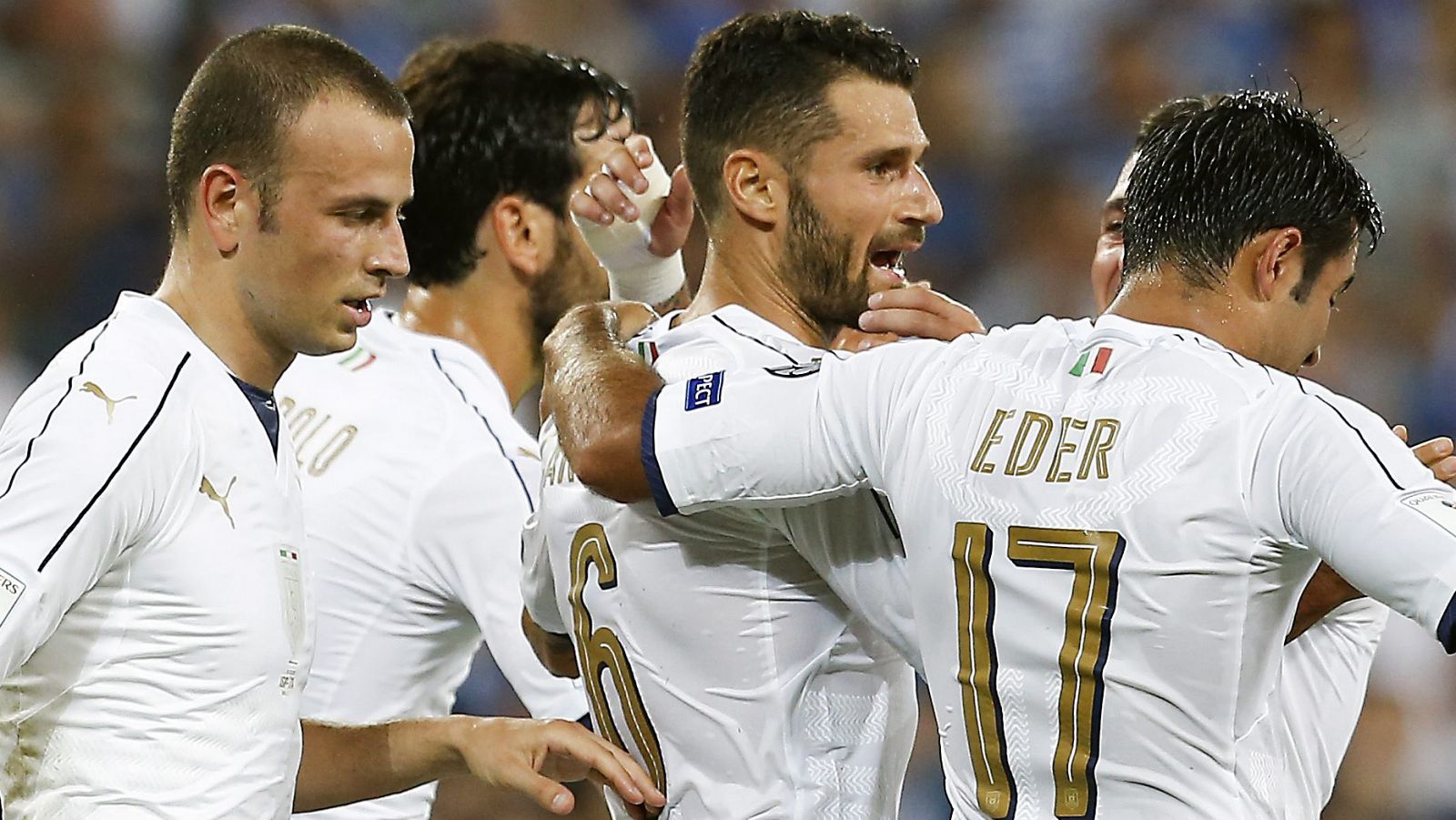 Candreva celebra con sus compañeros uno de los goles de Italia en Israel