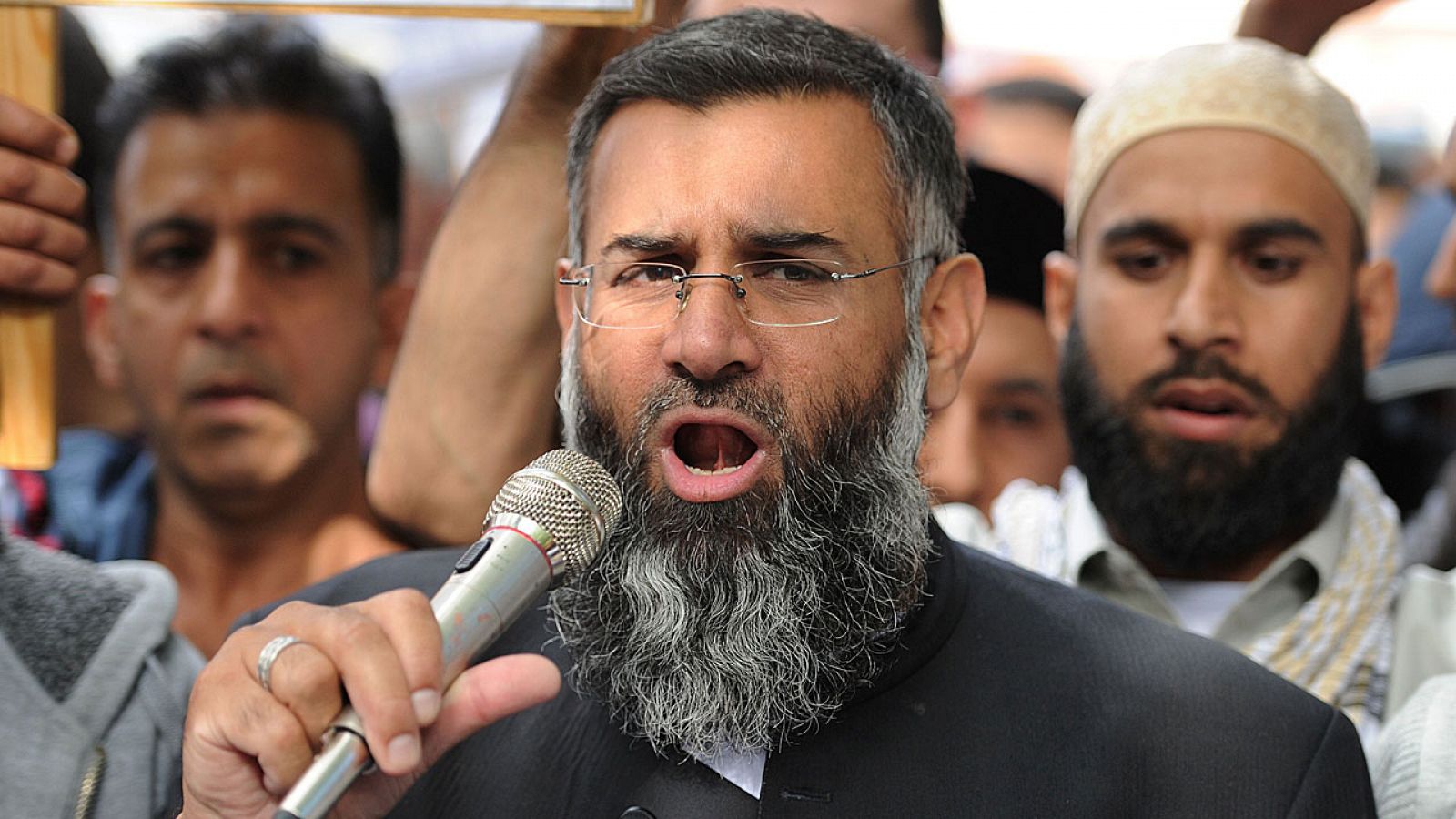 El clérigo radical Anjem Choudary ha sido condenado en Londres por apoyar al autodenominado Estado Islámico.