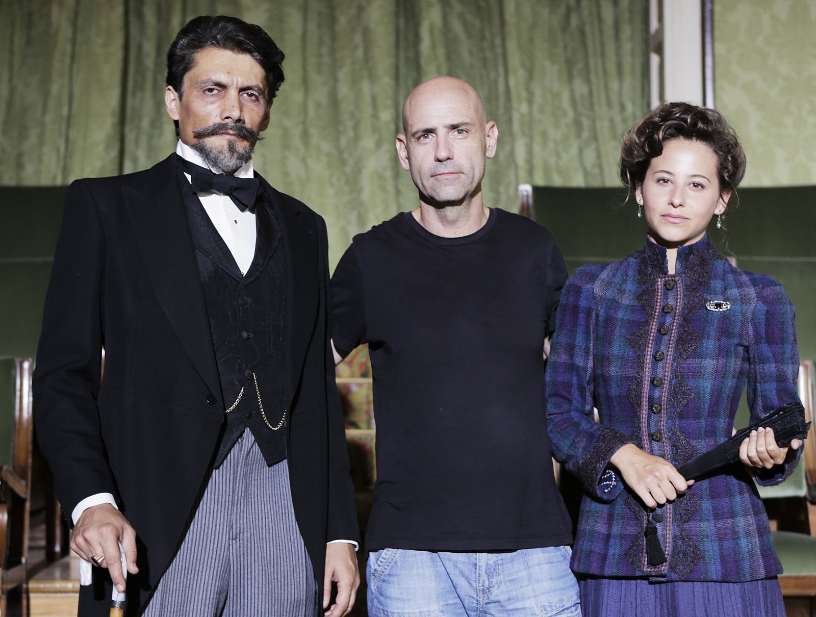 Los protagonistas Daniel Holguín e Irene Escolar junto al director Joaquín Llamas