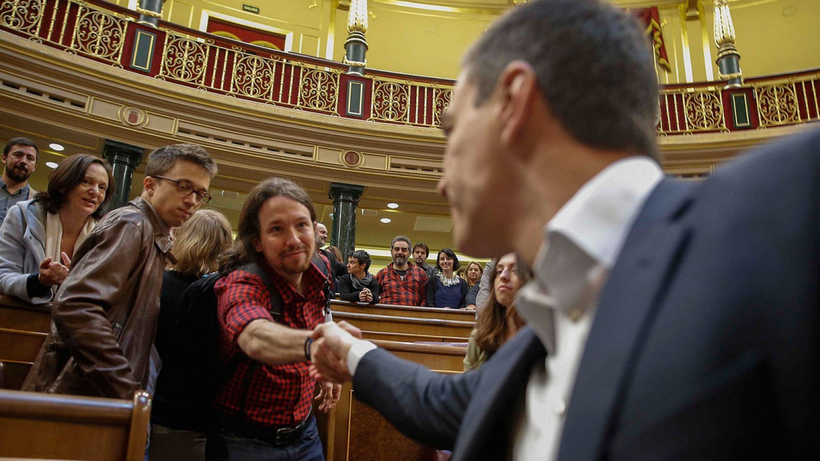 Pablo Iglesias y Pedro Sánchez se saludan en el hemiciclo del Congreso, el pasado mes de abril.