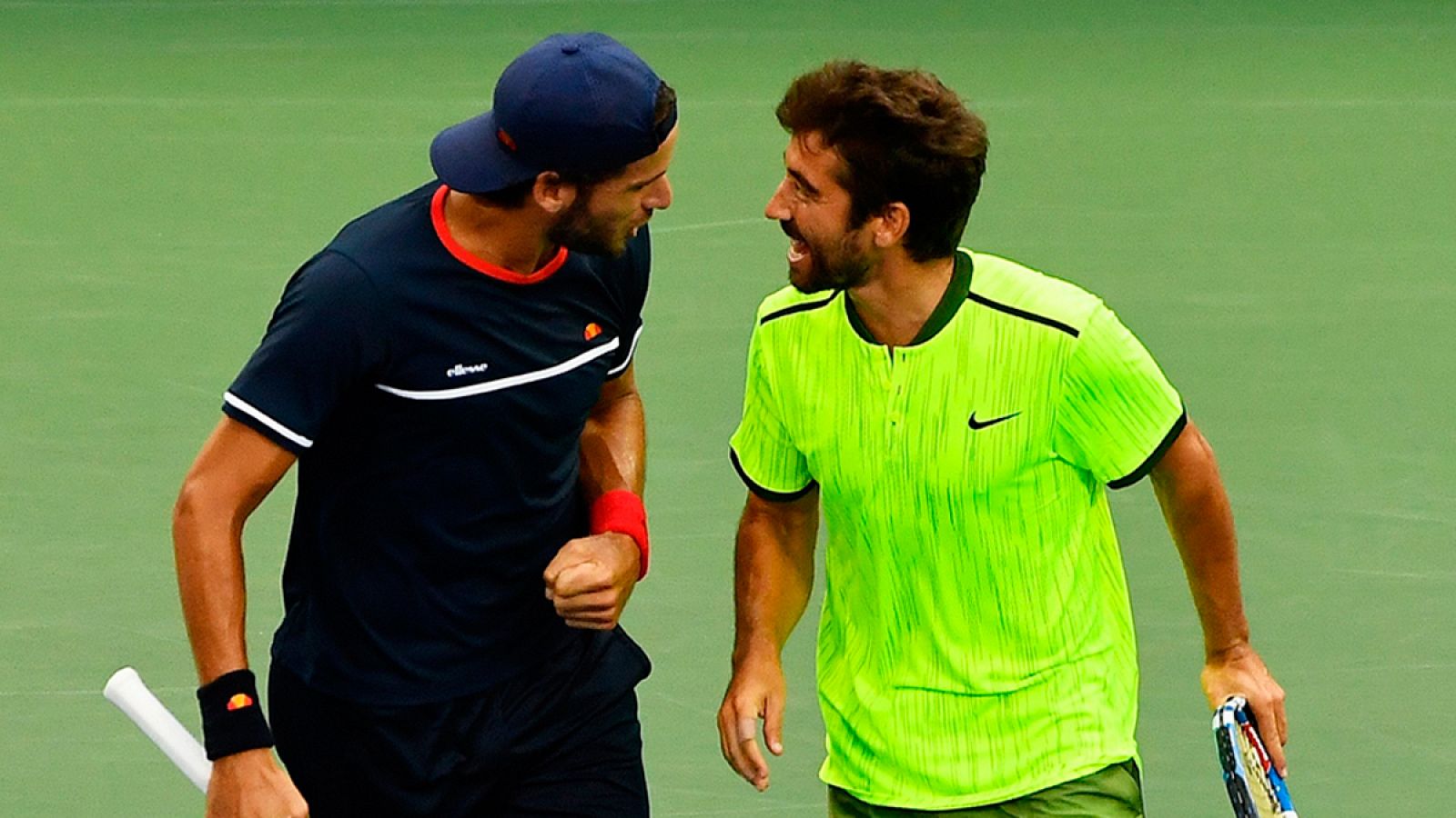 Feliciano López y Marc López celebran la victoria contra los hermanos Bryan en los cuartos de final de dobles del US Open.