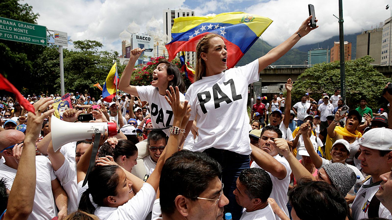 Lilian Tintori, esposa del líder opositor encarcelado Leopoldo Lopez, participa en una manifestación contra el gobierno de Nicolás Maduro.