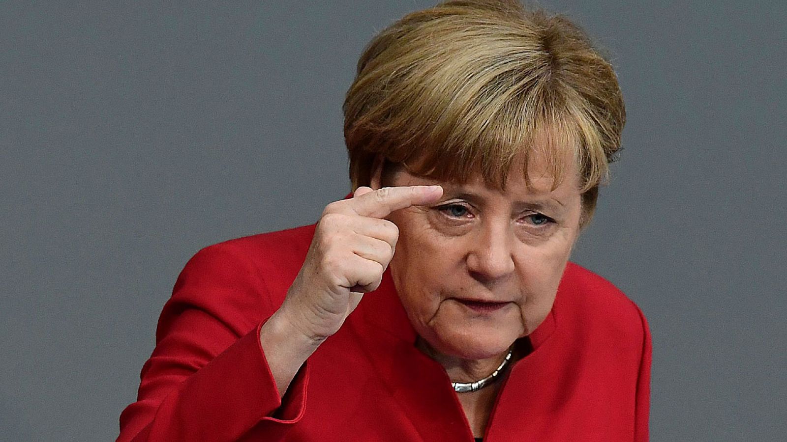 La canciller alemana, Angela Merkel, ofrece un discurso ante el pleno del Bundestag, la Cámara Baja del Parlamento alemán.