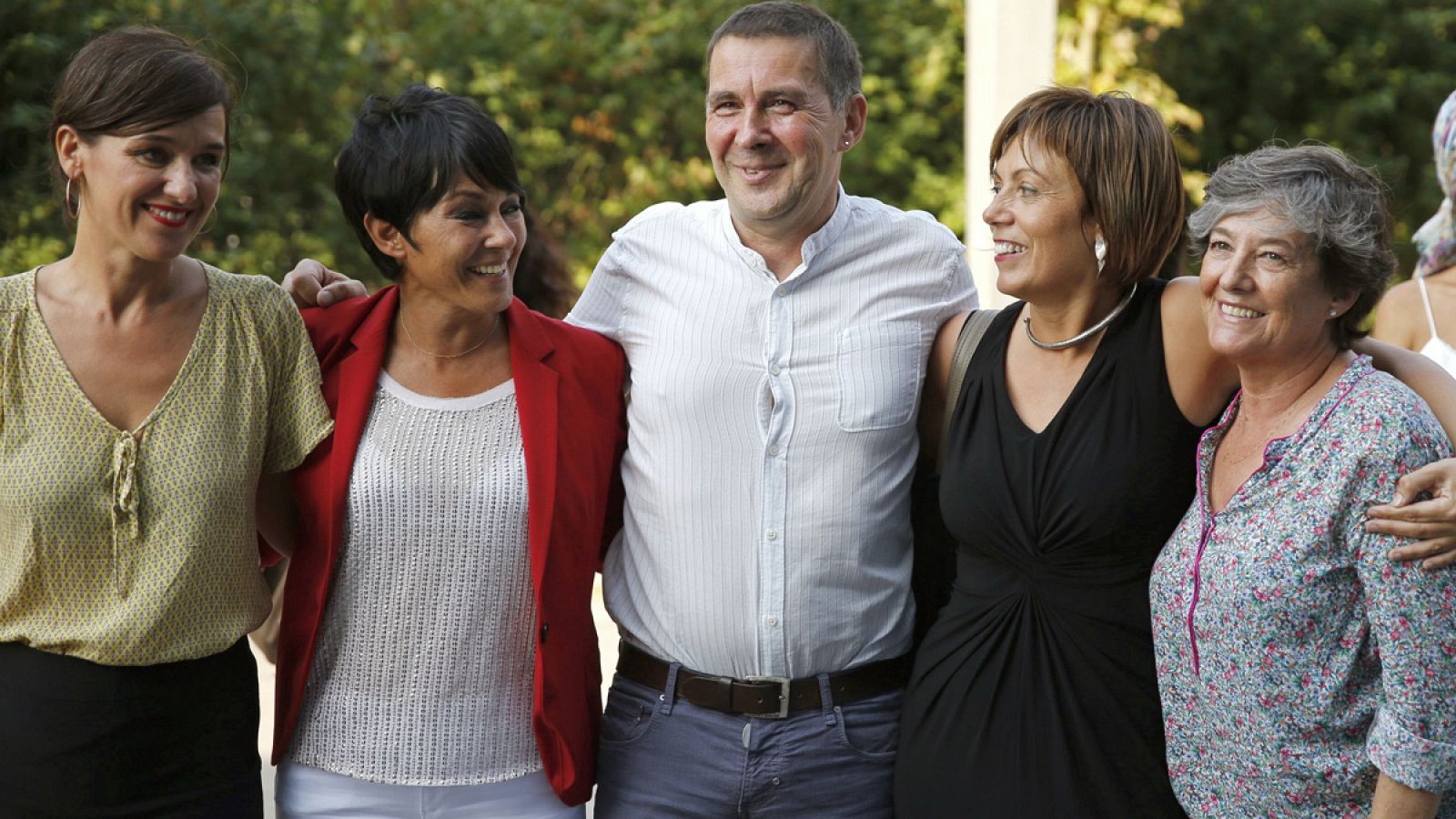 Arnaldo Otegi posa junto a las candidatas de Bildu Jasone Agirre, Maddalen Iriarte, Miren Larrion y Laura Mintegi.