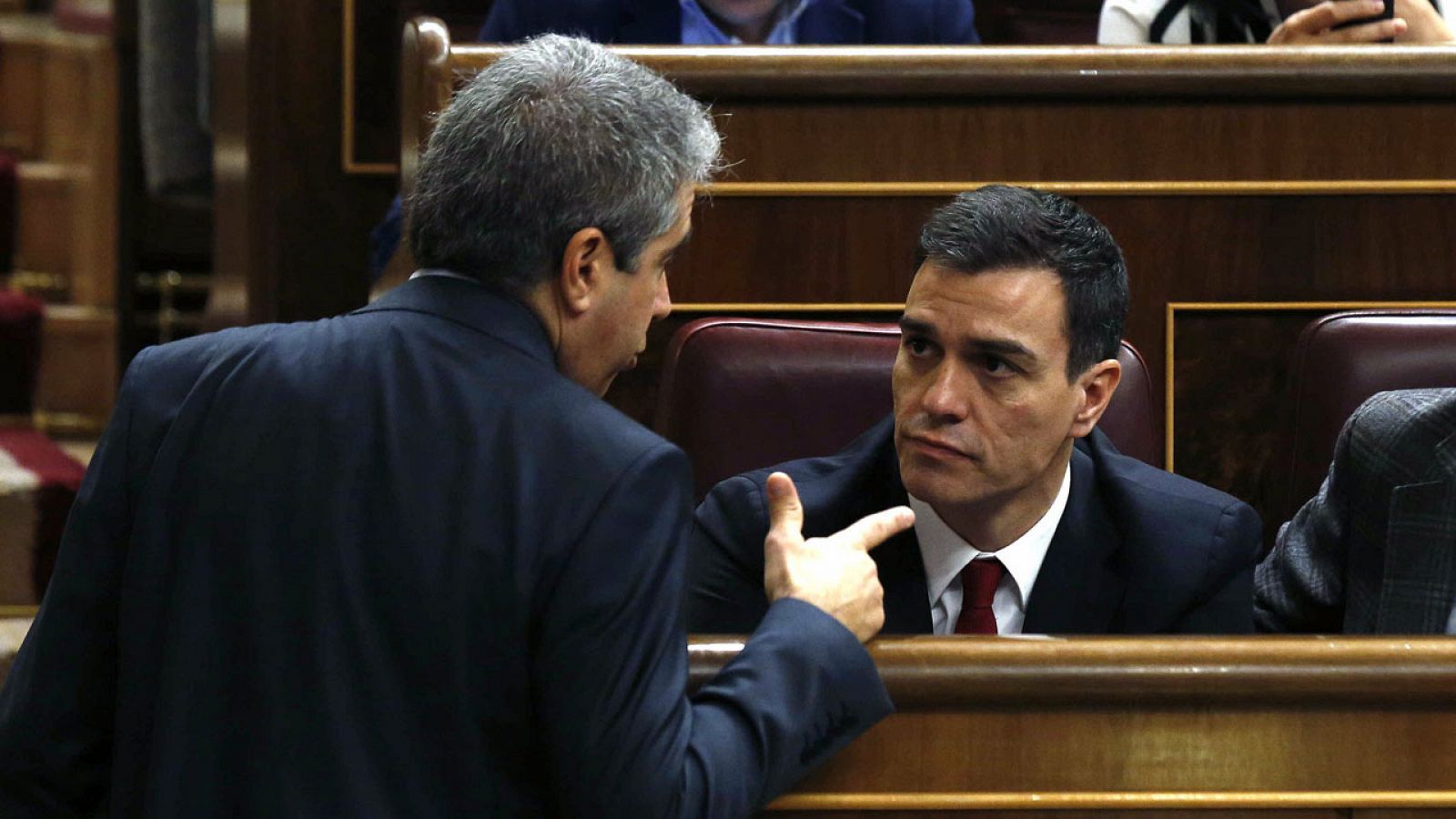 El portavoz del PDC, Francesc Homs, con el líder del PSOE, Pedro Sánchez, en una foto de archivo