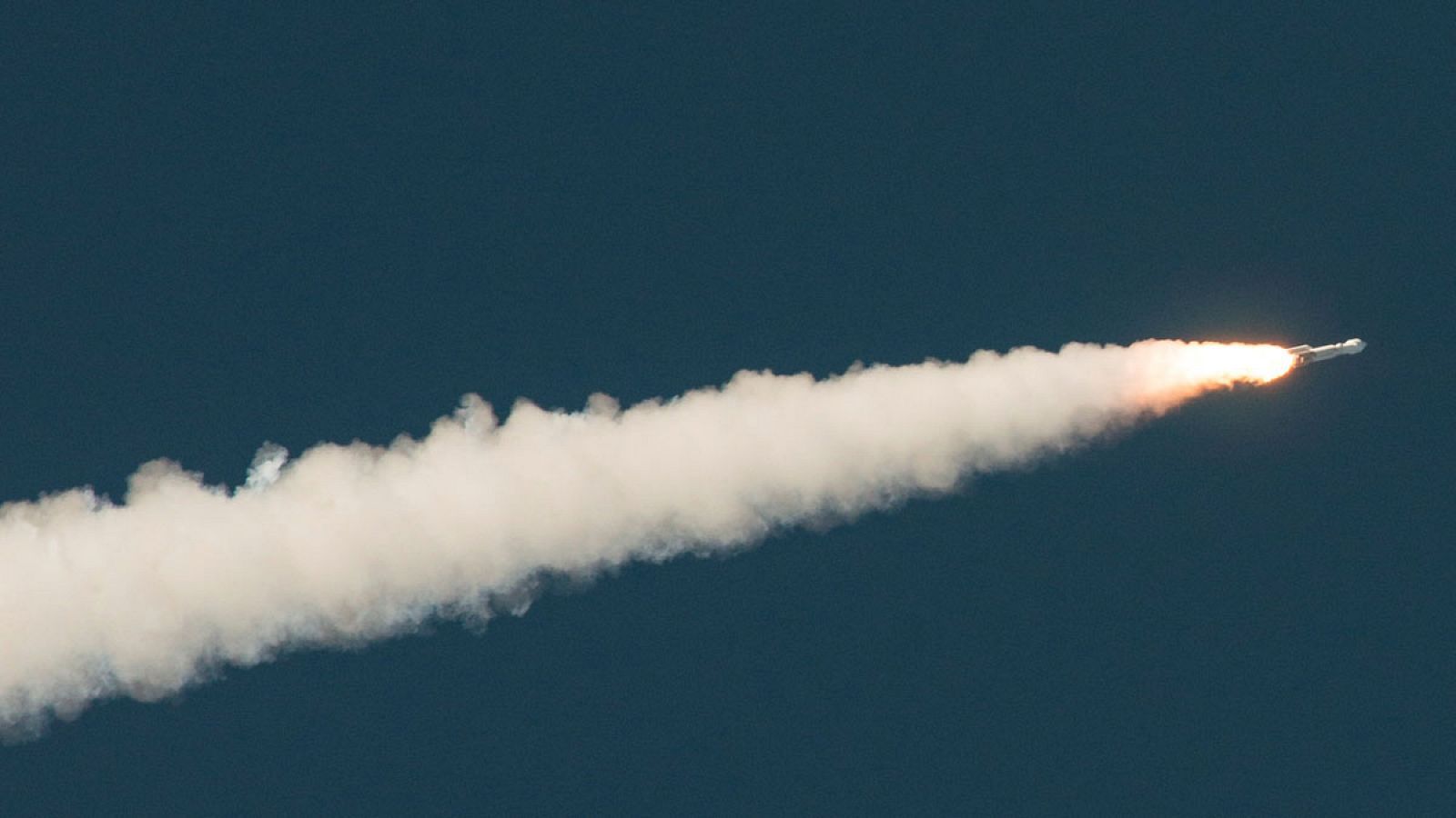 Imagen del cohete Atlas V transportando la sonda espacial Osiris-Rex rumbo al asteroide Bennu.