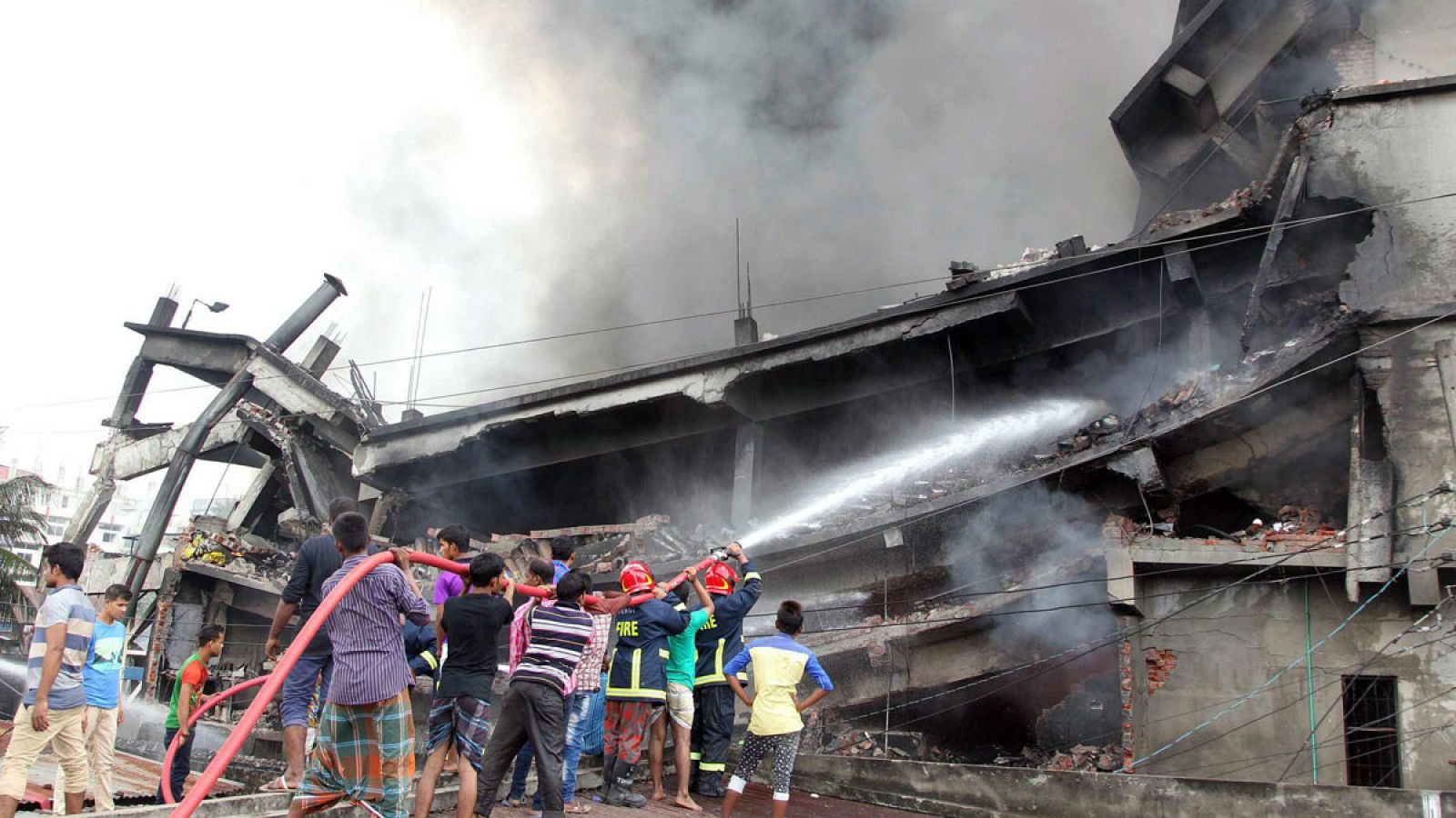 Imagen del incendio en la fábrica textil de Tongi, en Bangladesh