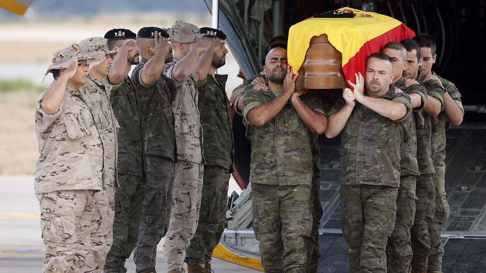 Aterriza en España el avión con los restos del militar fallecido en un accidente de tráfico en Irak