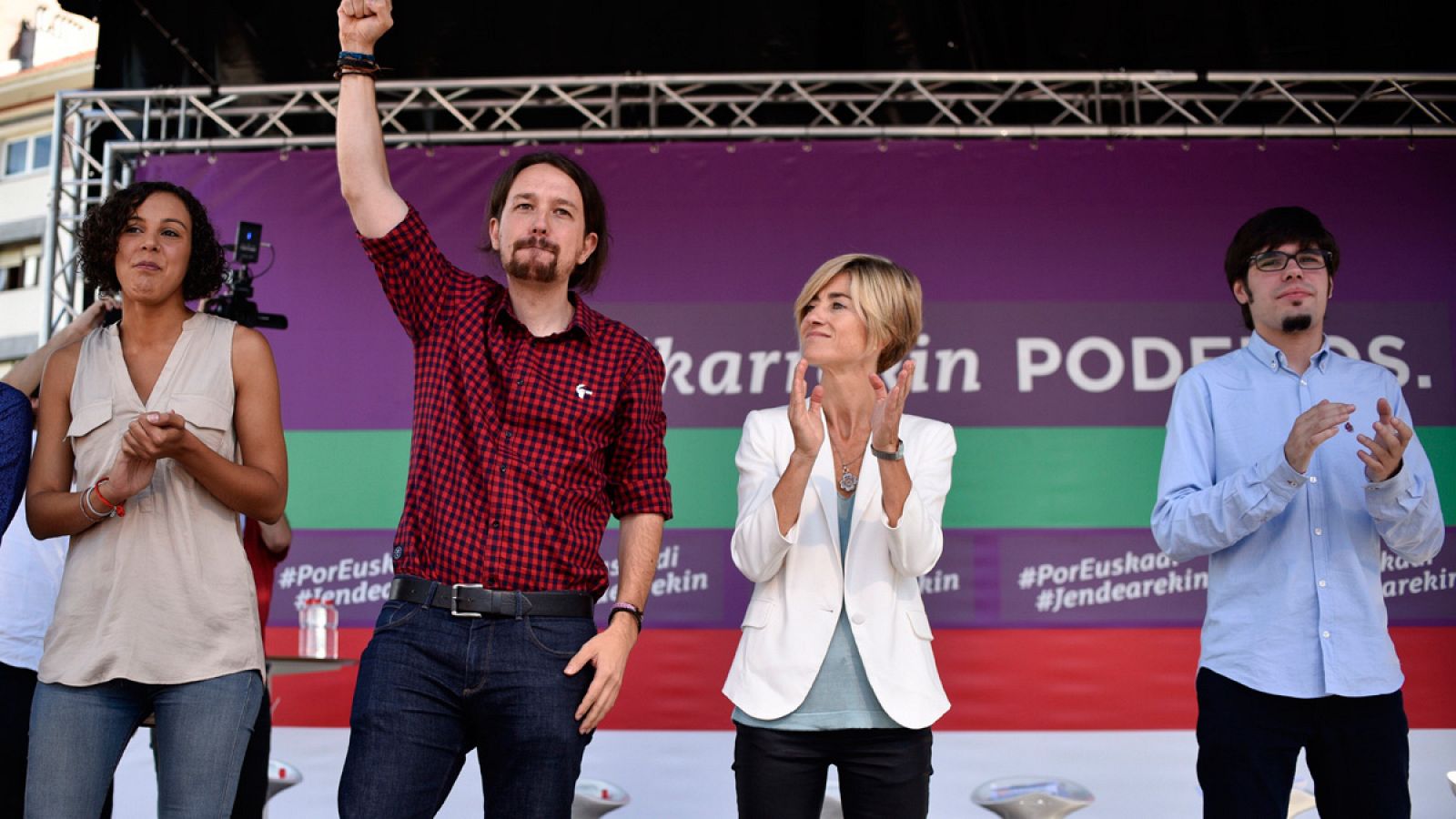 Pablo Iglesias y la candidata de Podemos a la Lehendekariza, Pili Zabala, en un mitin en Barakaldo (Bizkaia).