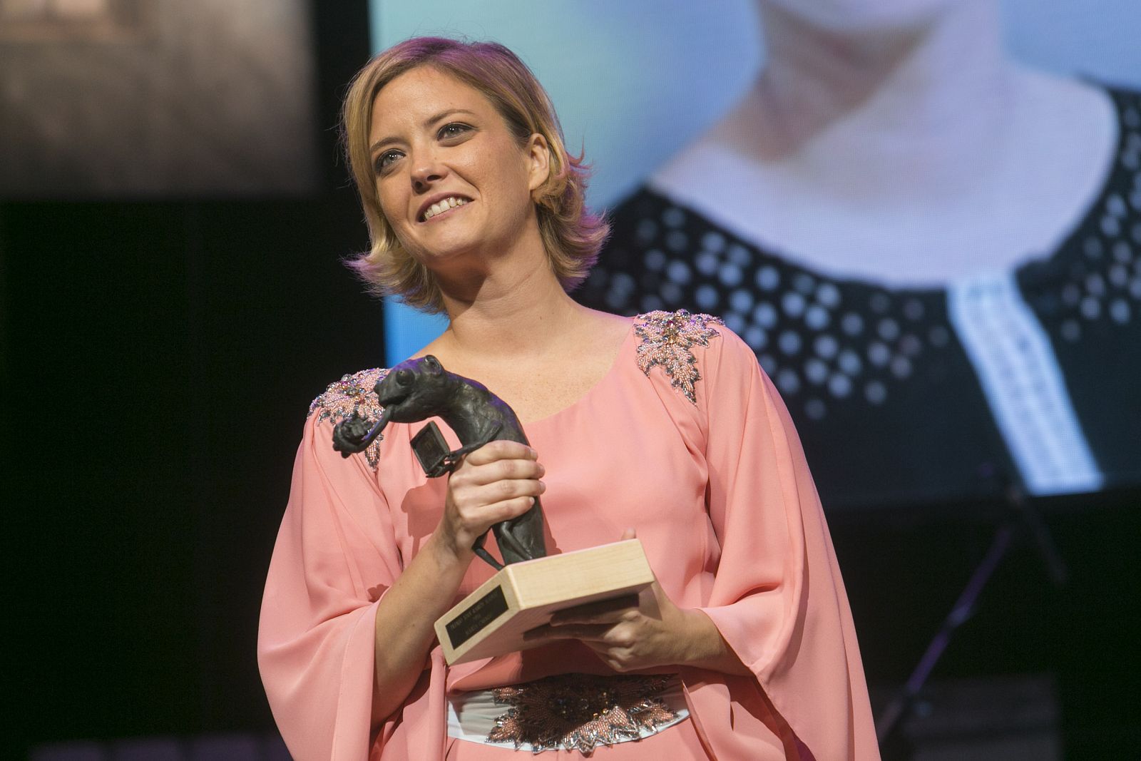 María Casado con el Premio Joan Ramón Mainat