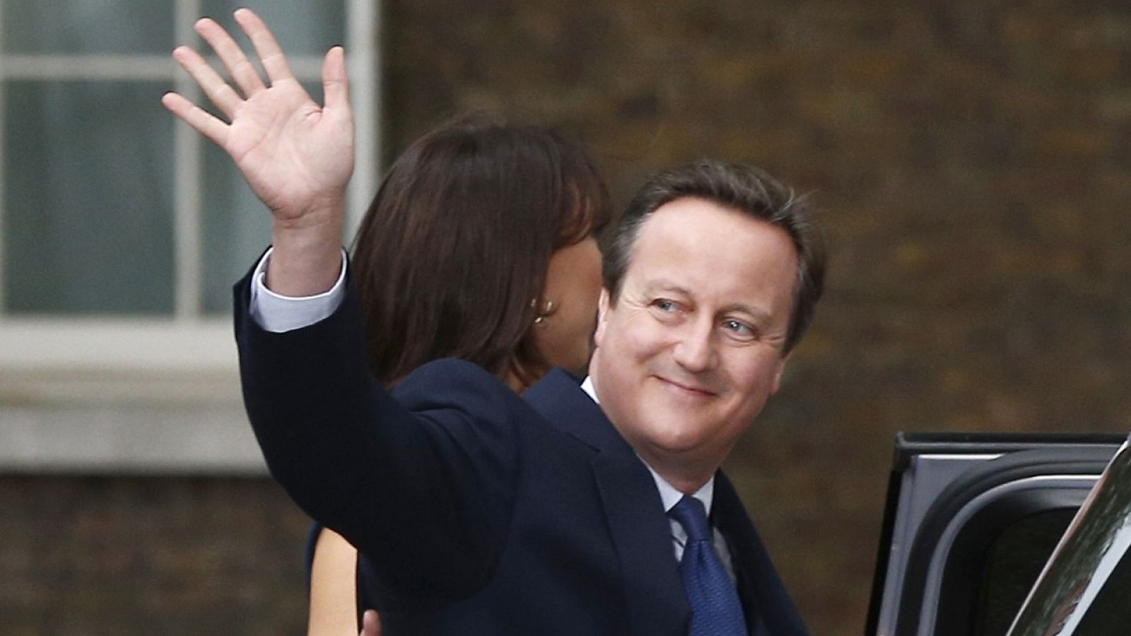 El ex primer ministro británico David Cameron, saluda frente al 10 de Downing Street, en Londres, el día de su marcha