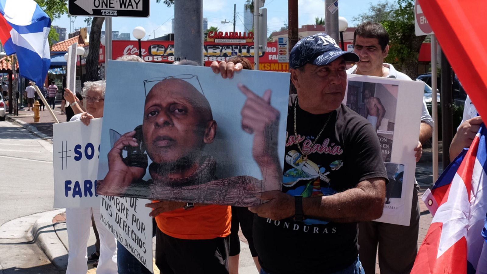 Miembros del Movimiento Democracia se manifiestan en solidaridad con el disidente cubano Guillermo Fariñas en Miami, EE.UU.