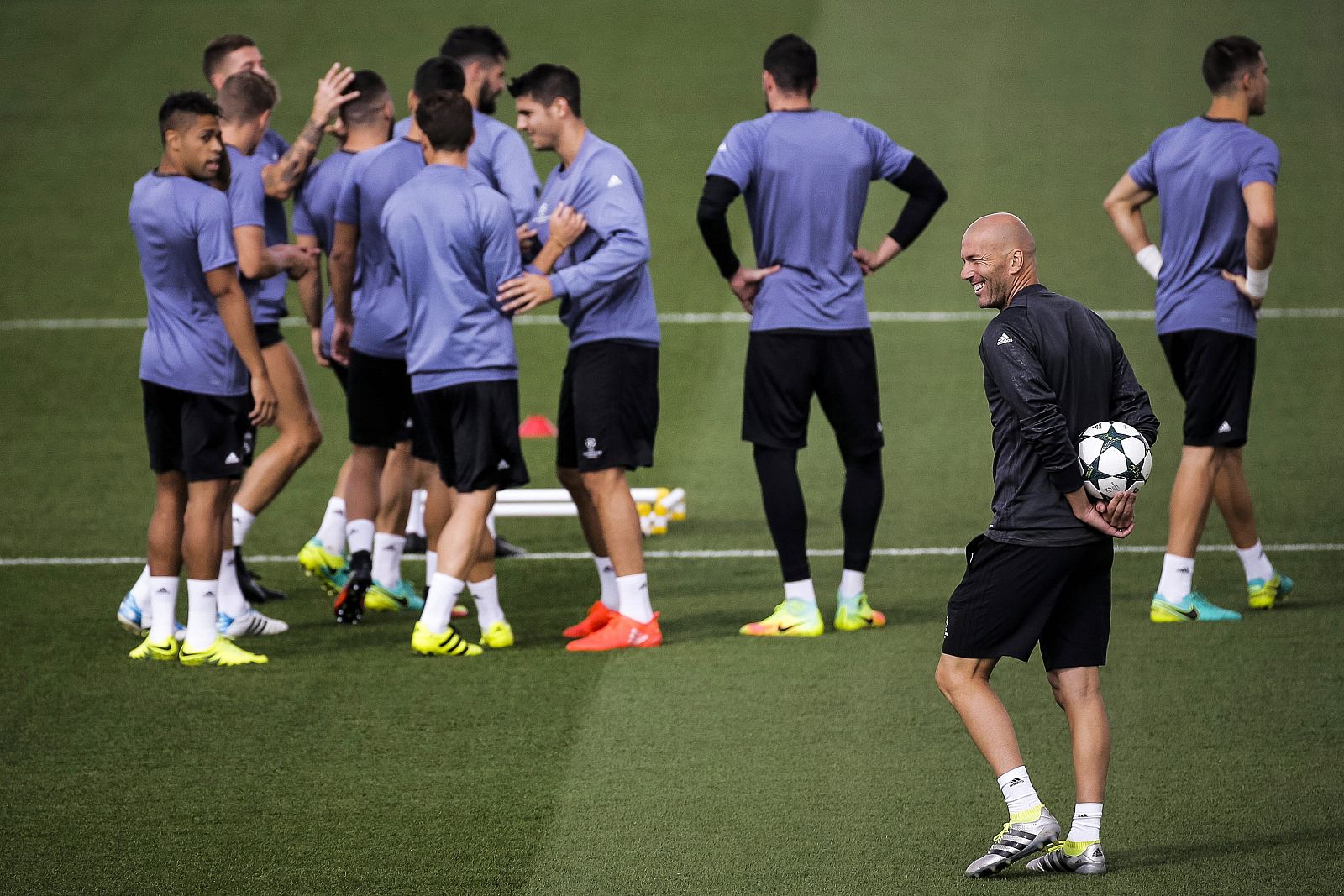Los jugadores del Real Madrid junto a Zidane durante el entrenamiento del equipo.