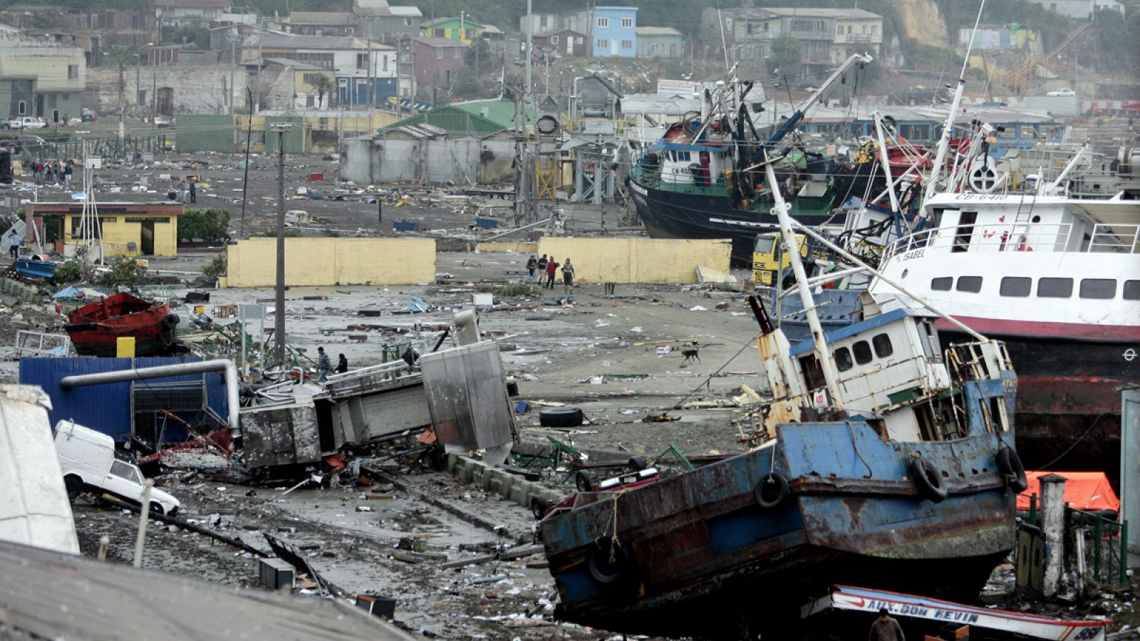 Imagen de la devastación producida en el puerto de la ciudad de Talcahuano, Chile, tras el tsunami que siguió al terremoto del 27 de febrero de 2010
