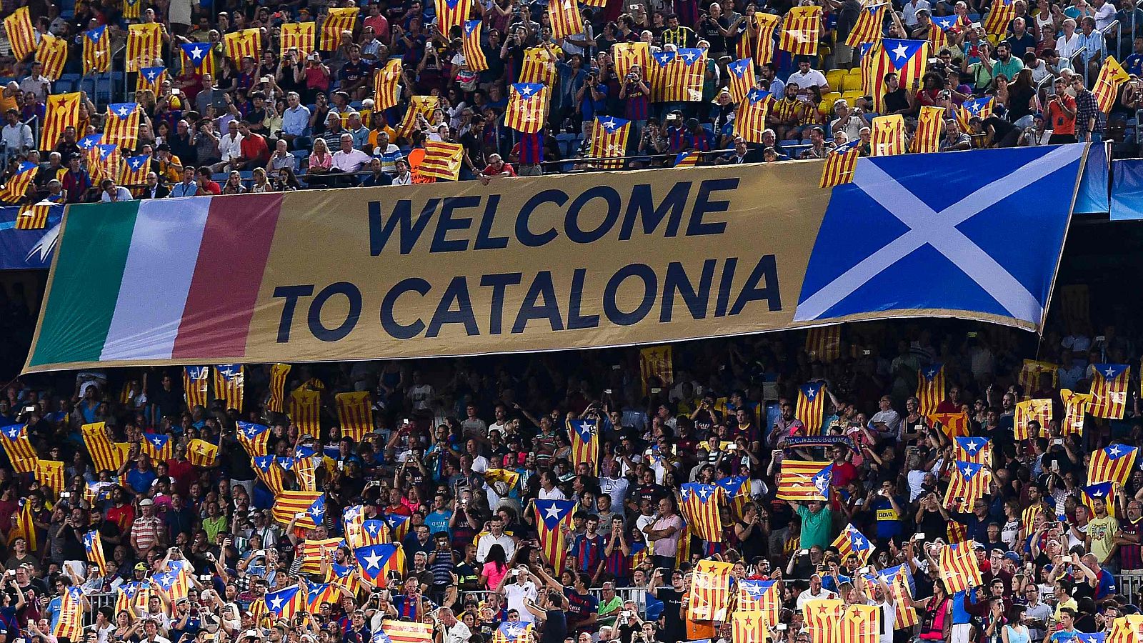 Exhibición de esteladas y la pancarta "Welcome to Catalonia" en el Camp Nou