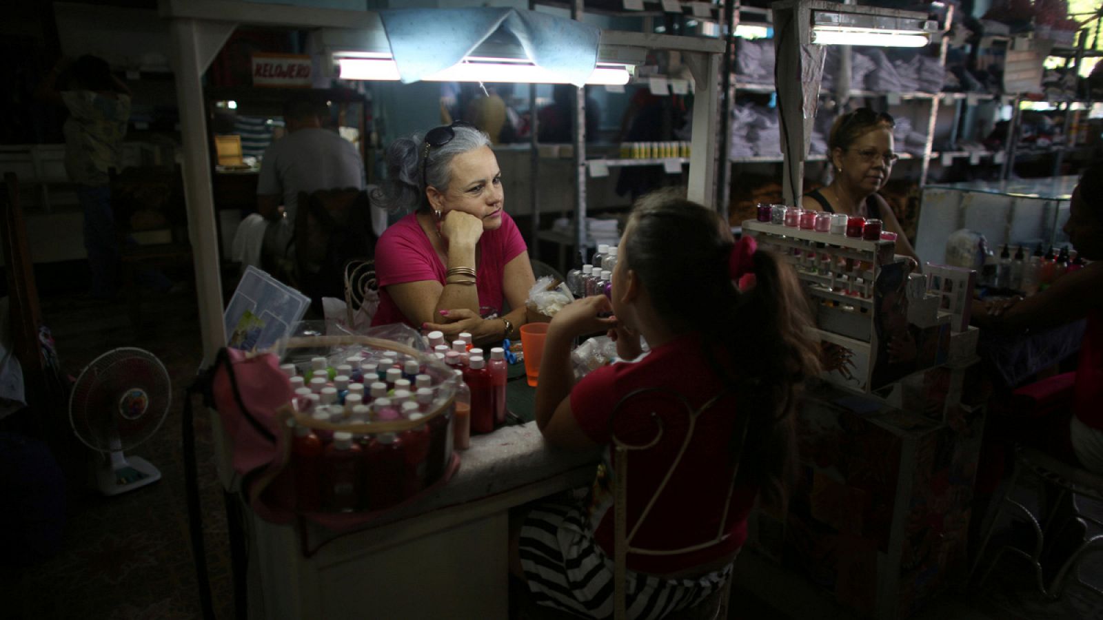 La manicura Rosa Natacha espera la llegada de clientes a su establecimiento en Holguín, Cuba