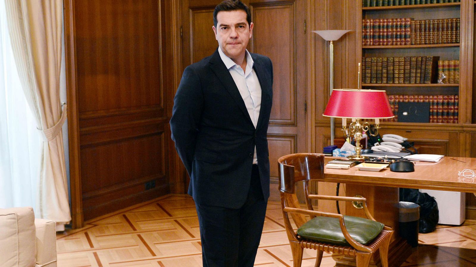 El primer ministro griego, Alexis Tsipras, en su despacho de Atenas