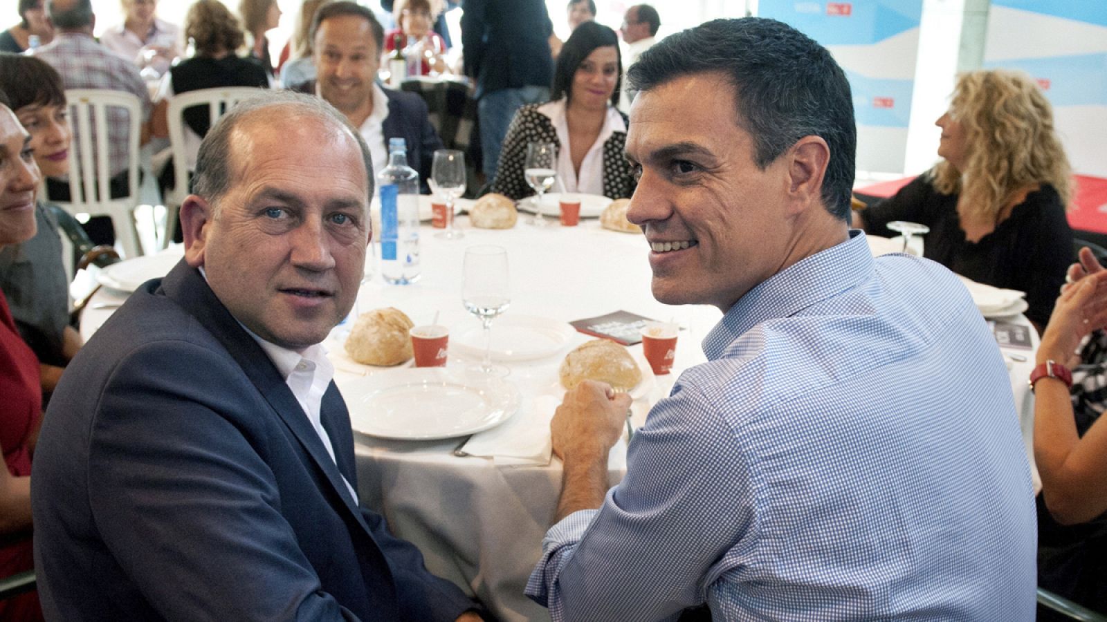 El líder del PSOE, Pedro Sánchez, junto al candidato socialista a la presidencia de la Xunta, Xoaquín Fernández Leiceaga