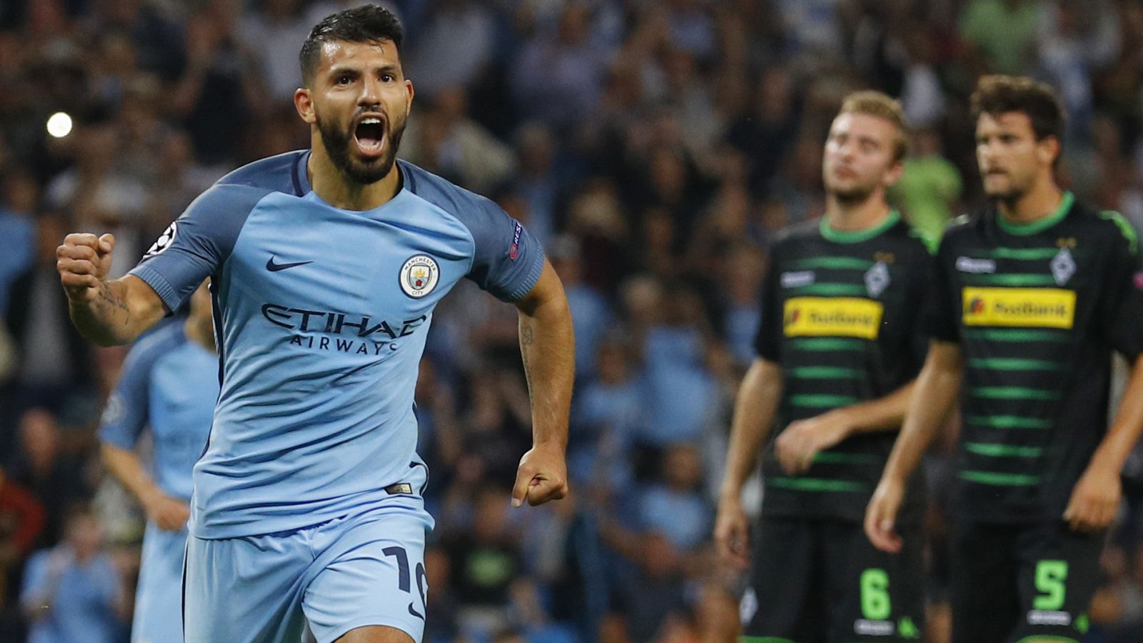 El Kun Agüero celebra uno de los goles al Gladbach