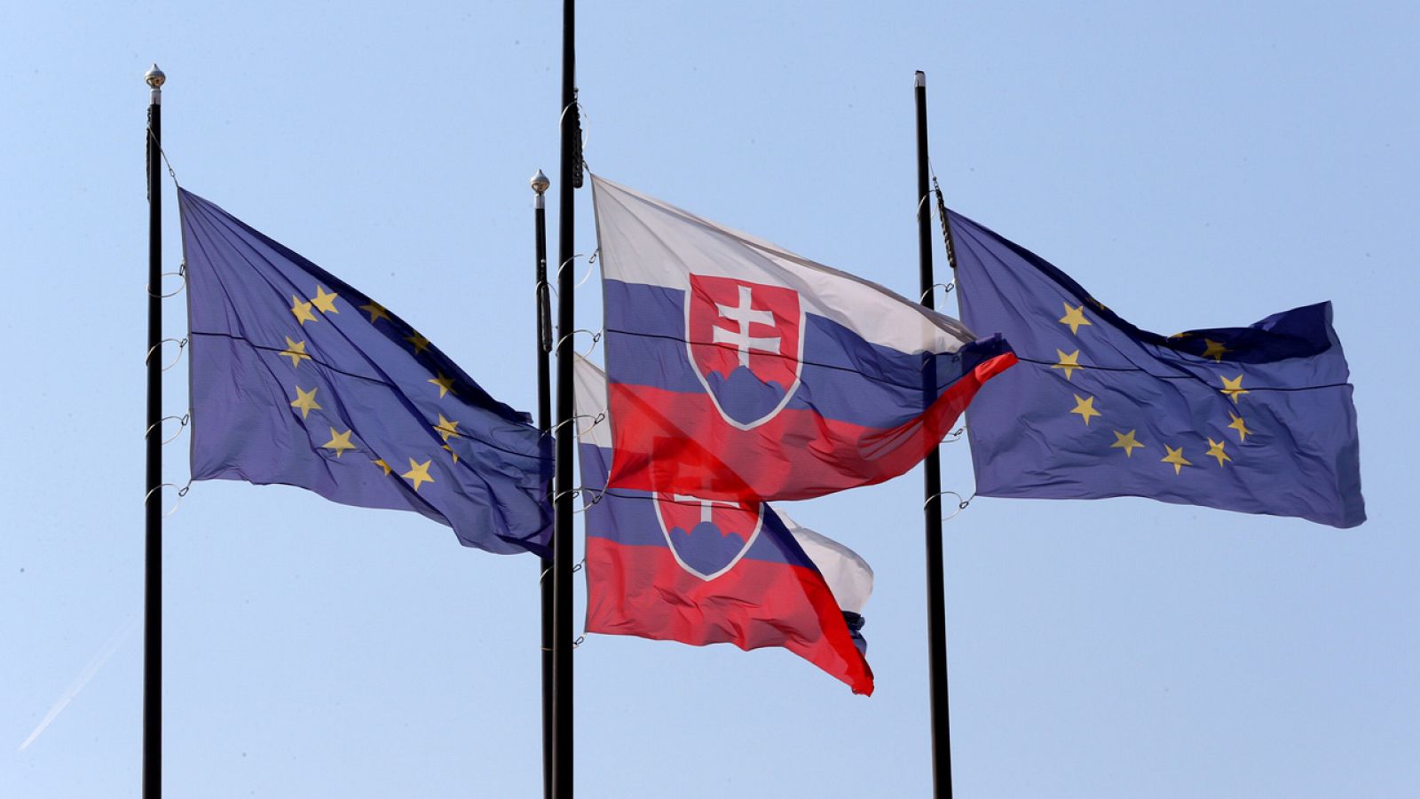 Las banderas de la UE y Eslovaquia ondean en Bratislava en la víspera de la cumbre europea