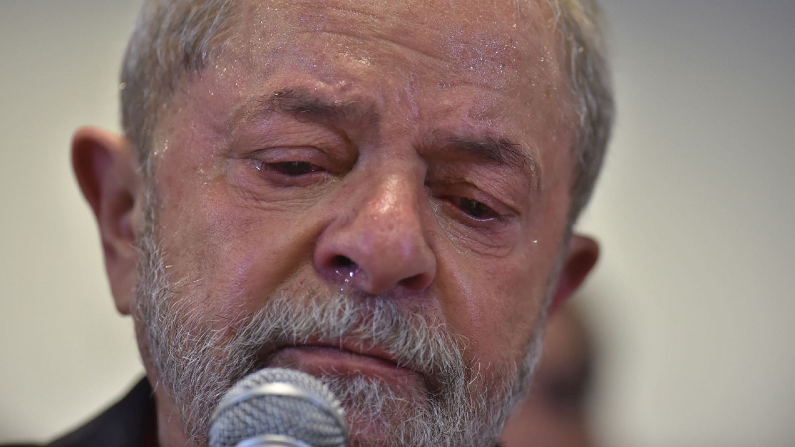 El ex presidente brasileño Lula da Silva, con lágrimas en los ojos, habla a los medios en Sao Paulo, Brasil
