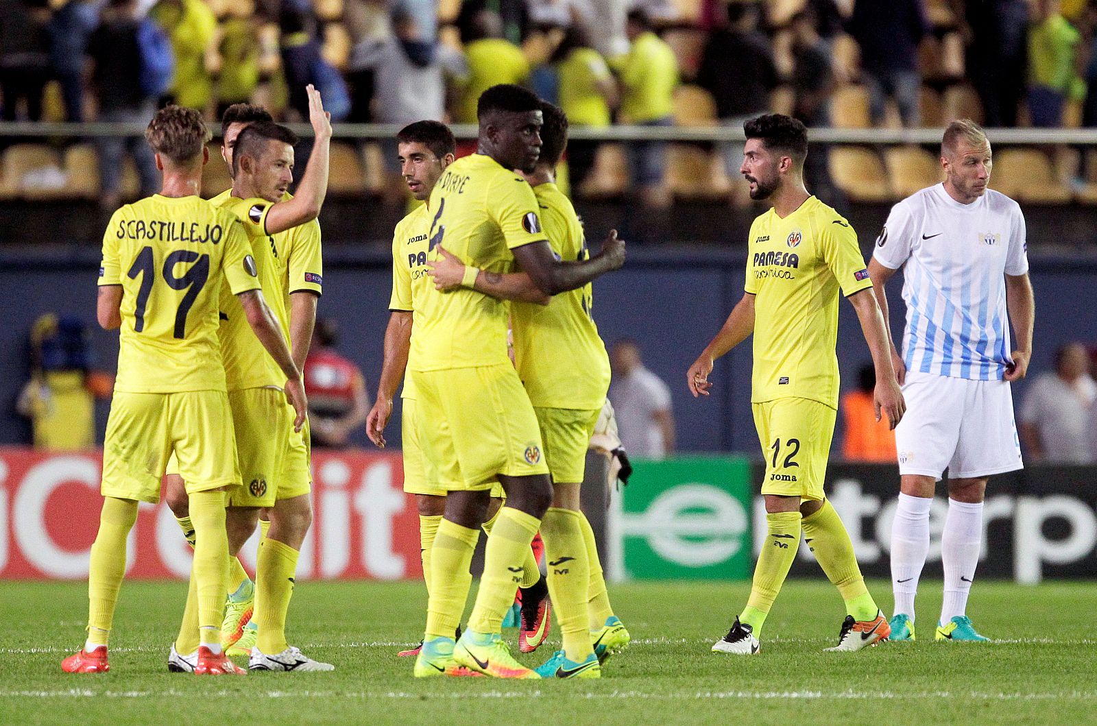 Los jugadores del Villarreal celebran el tanto de la victoria ante el Zúrich.