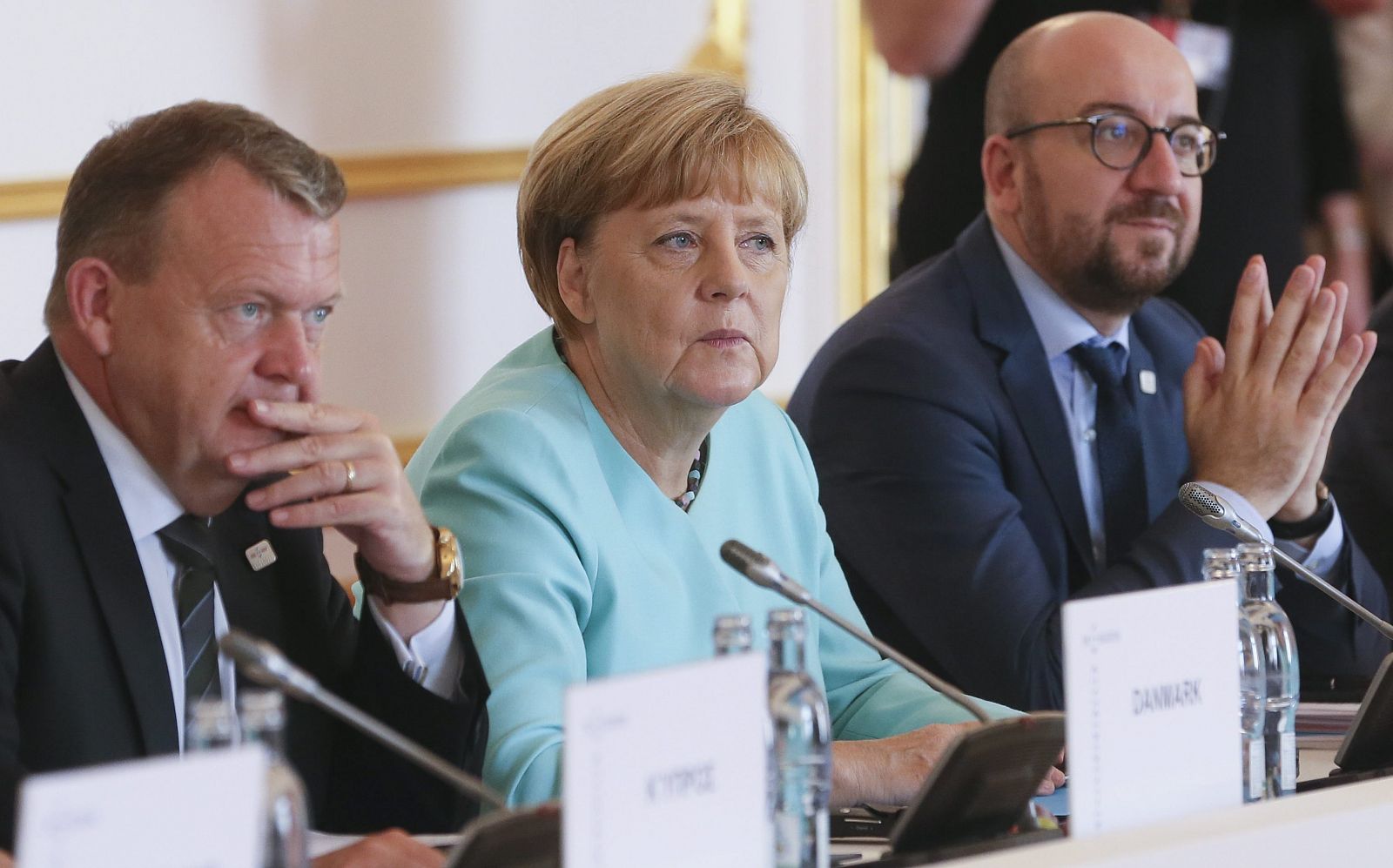 El primer ministro danés, Lars Lokke, la canciller alemana, Angela Merkel, y el primer ministro belga, Charles Michel, durante la cumbre informal de jefes de Estado y de Gobierno de la Unión Europea (UE) que tiene lugar en Bratislava, Eslovaquia.
