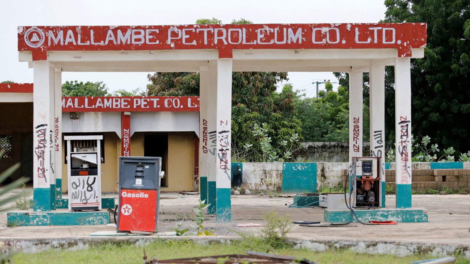 Una gasolinera nigeriana abandonada con pintadas a favor de Boko Haram