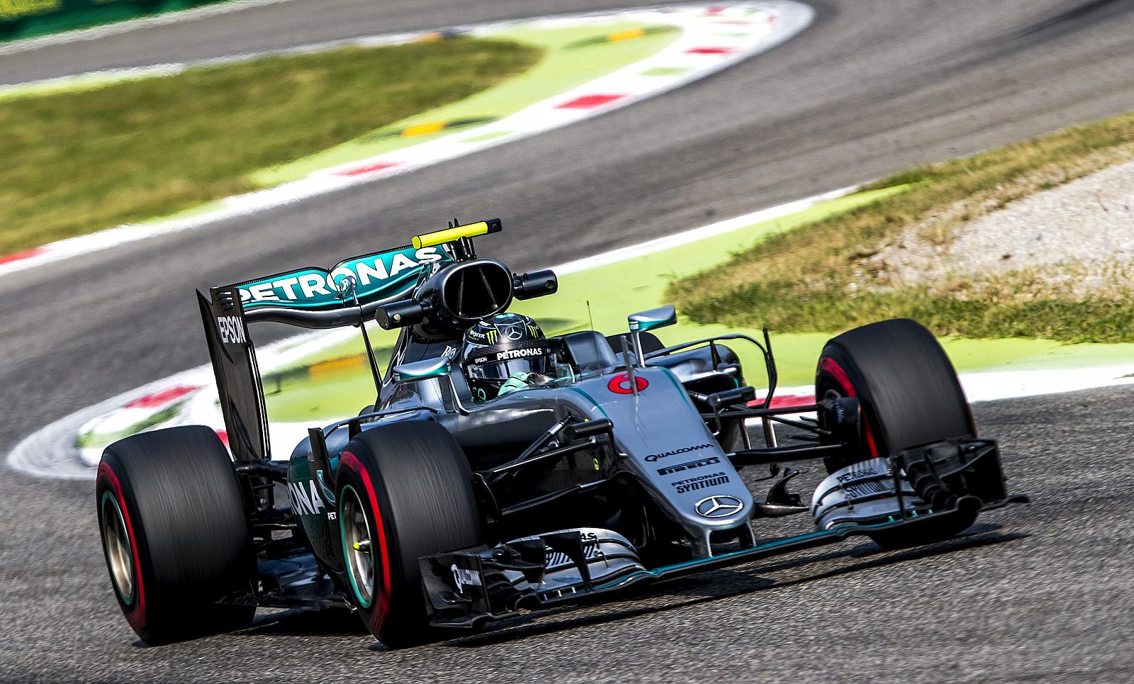 Rosberg se lleva la pole de Singapur.