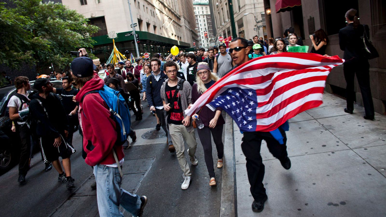 Manifestantes marchando alrededor de Wall Street el 17 de septiembre de 2012 con motivo del primer aniversario del movimiento 'Occupy'.