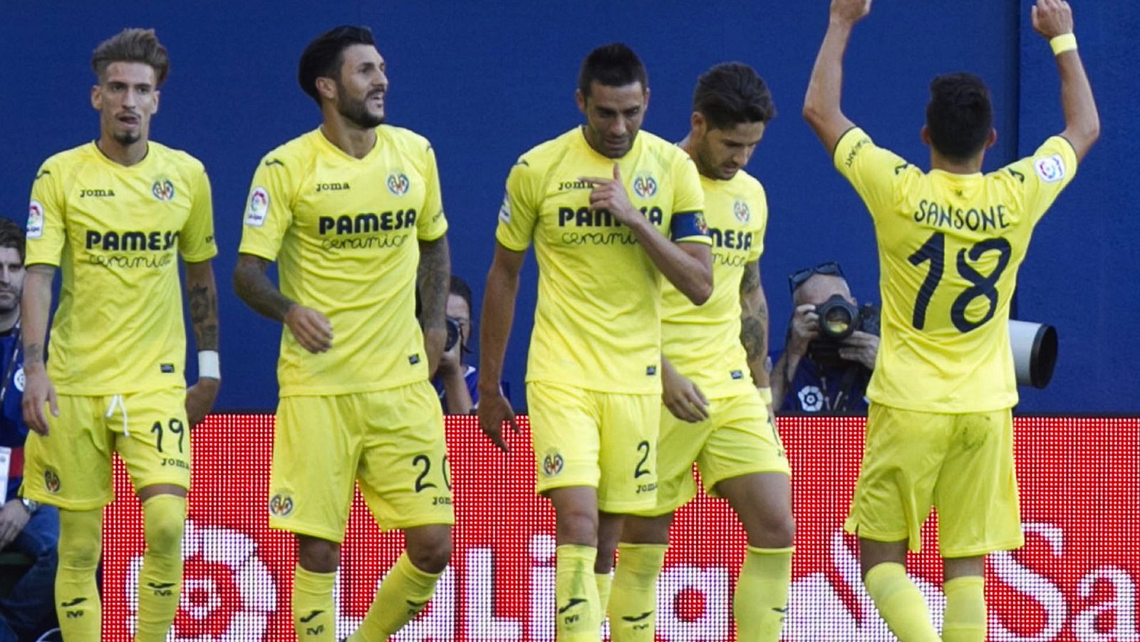 Sansone, de espaldas, del Villarreal celebra su gol