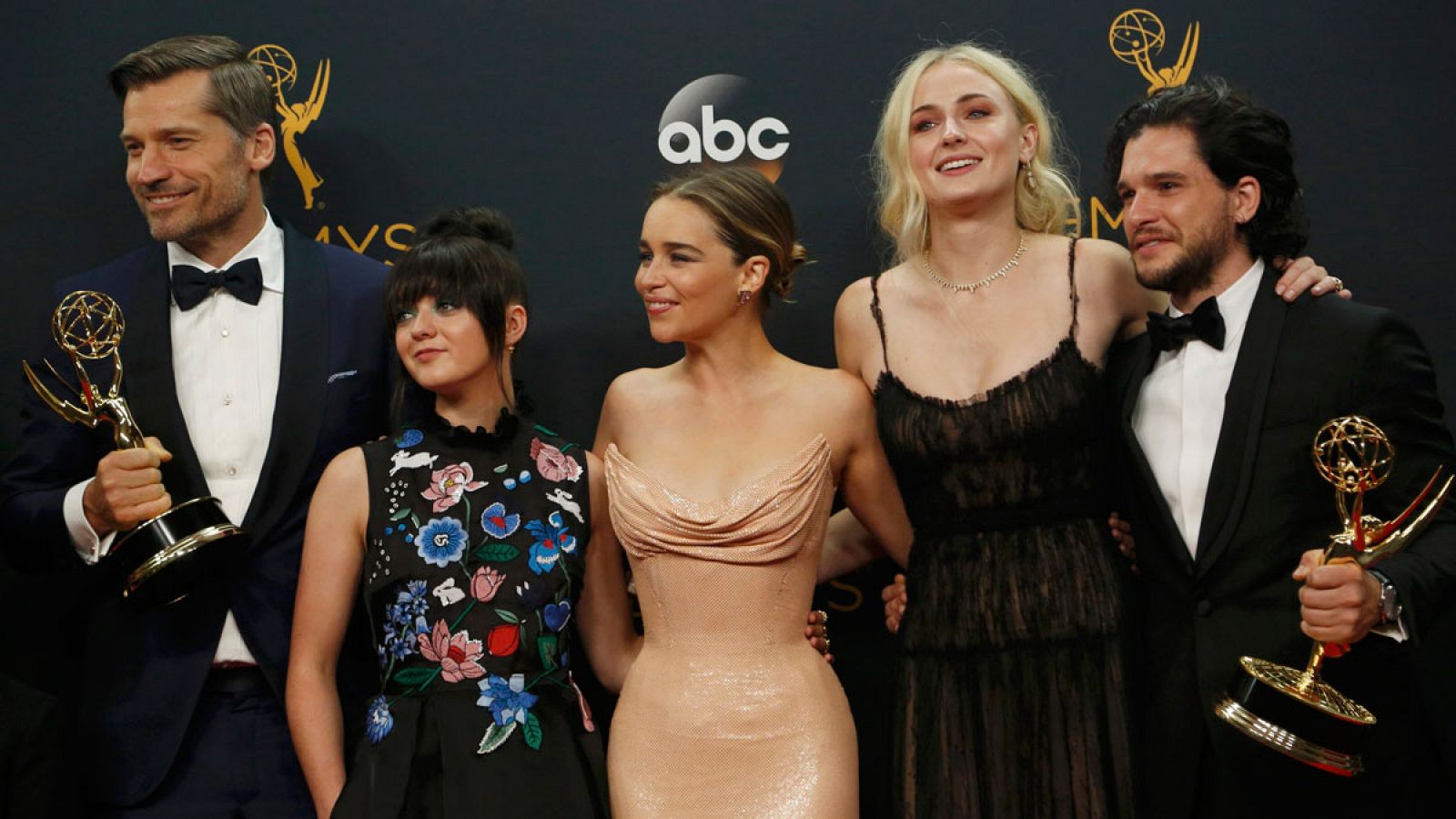 Nikolaj Coster-Waldau, Maisie Williams, Emilia Clarke, Sophie Turner y Kit Harrington, protagonistas de Juego de Tronos, celebran los premios obtenidos en los Emmy 2016.