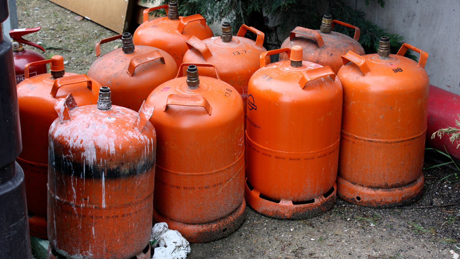 Bombonas de butano vacías en un Punto Limpio de la localidad madrileña de Las Rozas