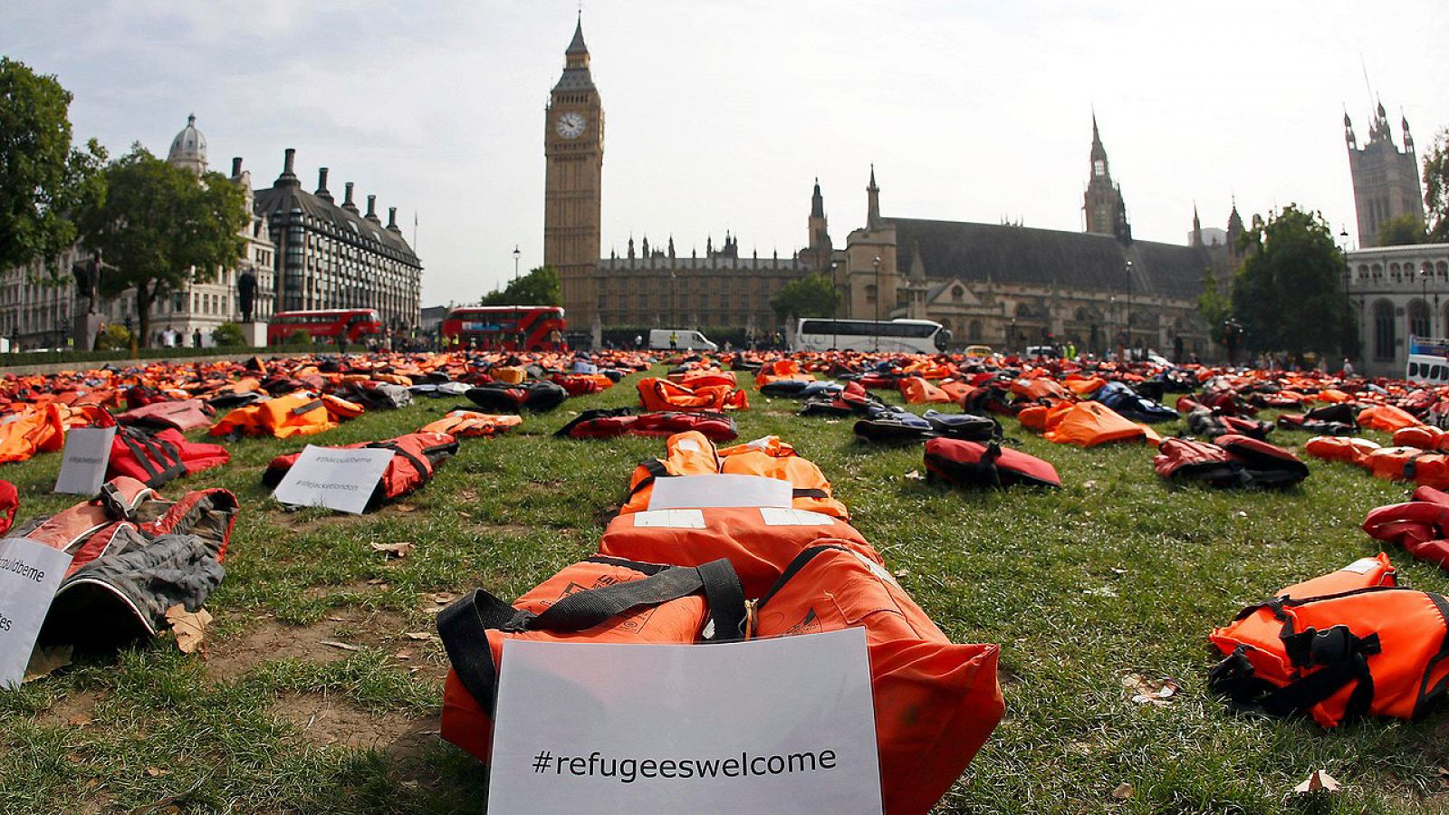 Acción en Londres con la colocación de chalecos salvavidas para denunciar las muertes de refugiados en el Mediterráneo. REUTERS/Stefan Wermuth
