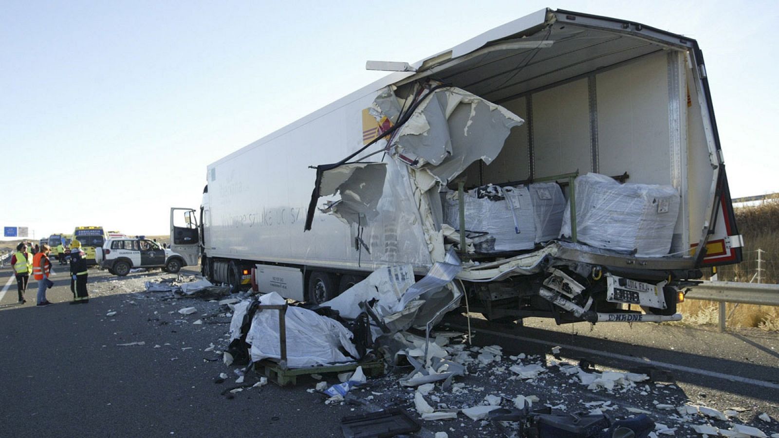 Estado en que quedó el camión contra el que colisionó un autobús en Soria