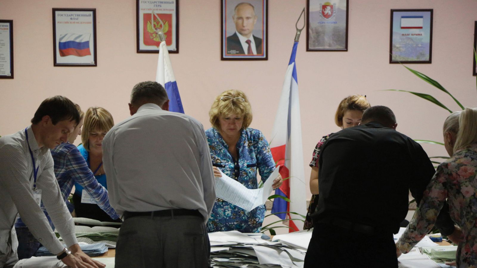 Miembros de la Comisión Electoral rusa recuentan votos en un colegio electoral en Simferopol, Rusia