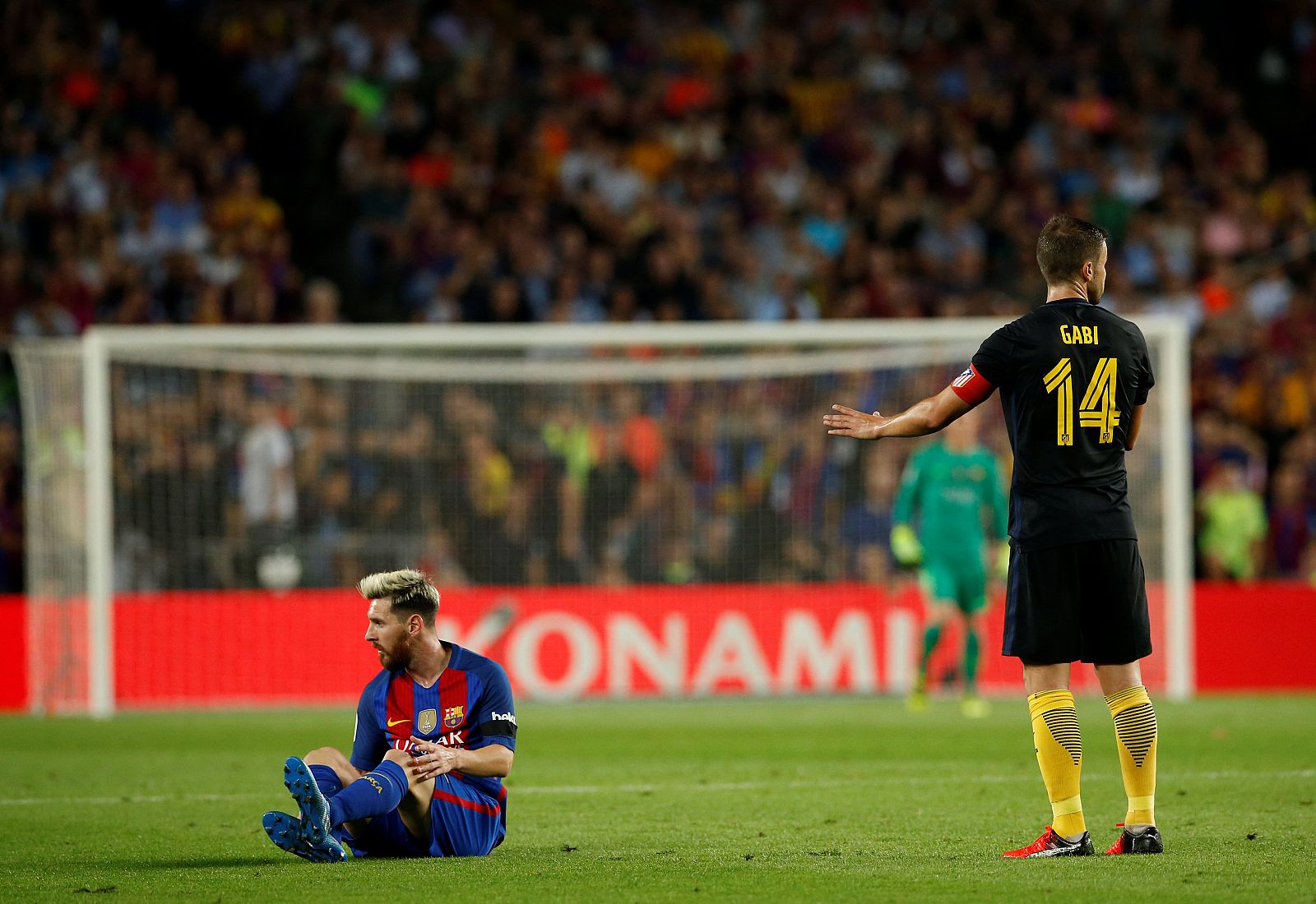 Messi, en el suelo del Camp Nou antes de retirarse por problemas físicos