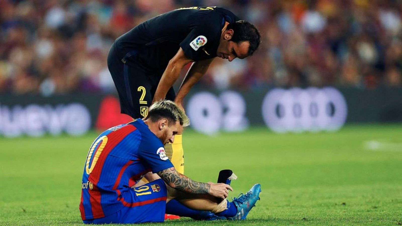 Leo Messi, tendido en el suelo tras lesionarse ante el Atlético de Madrid