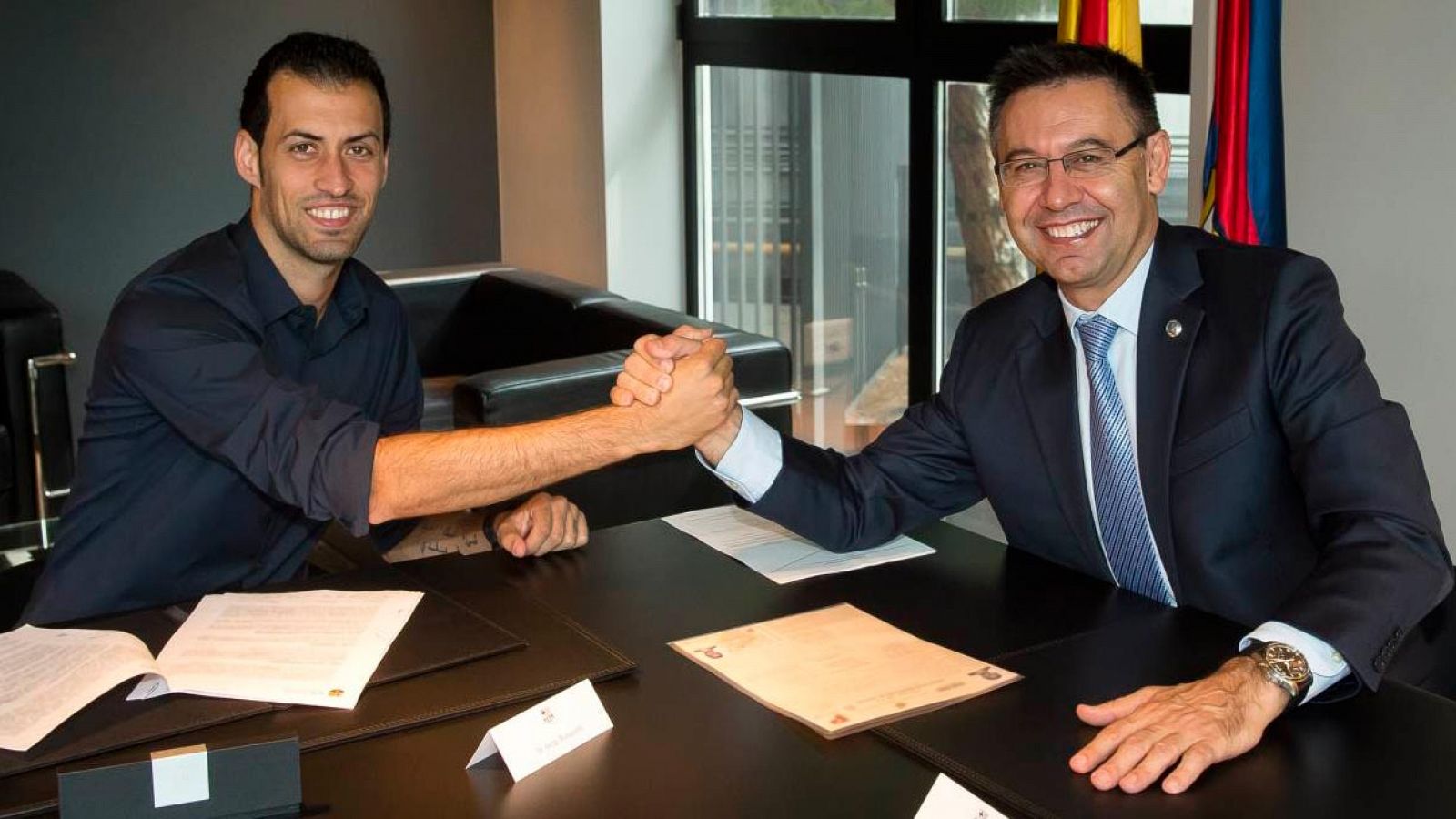 Busquets firma su ampliación de contrato con el Barça