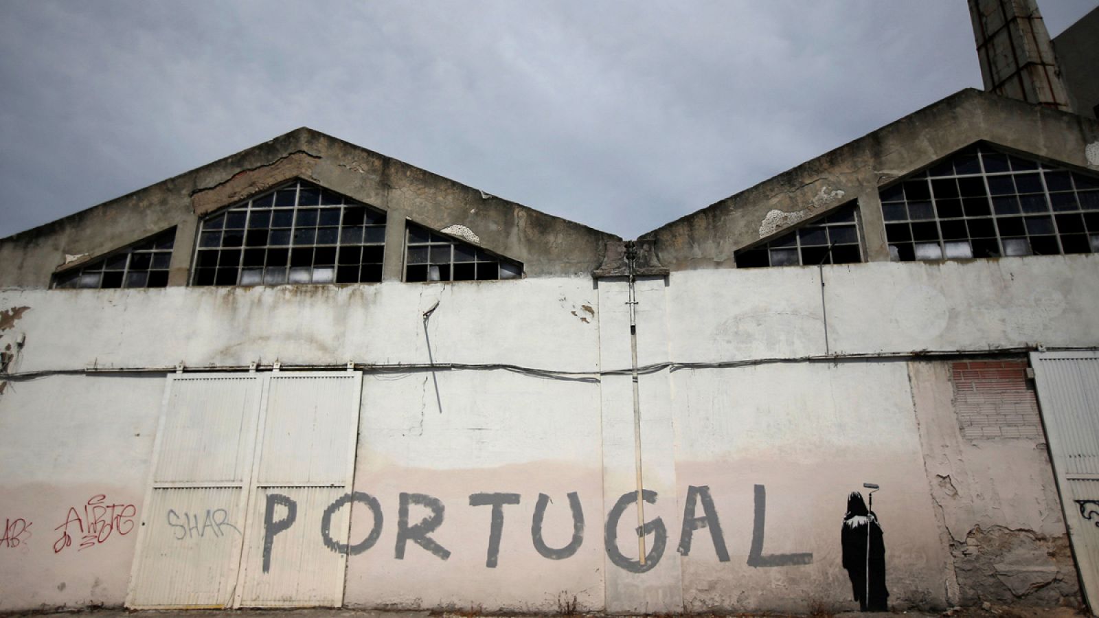 Un grafiti en una fábrica abandonada en Lisboa, Portugal