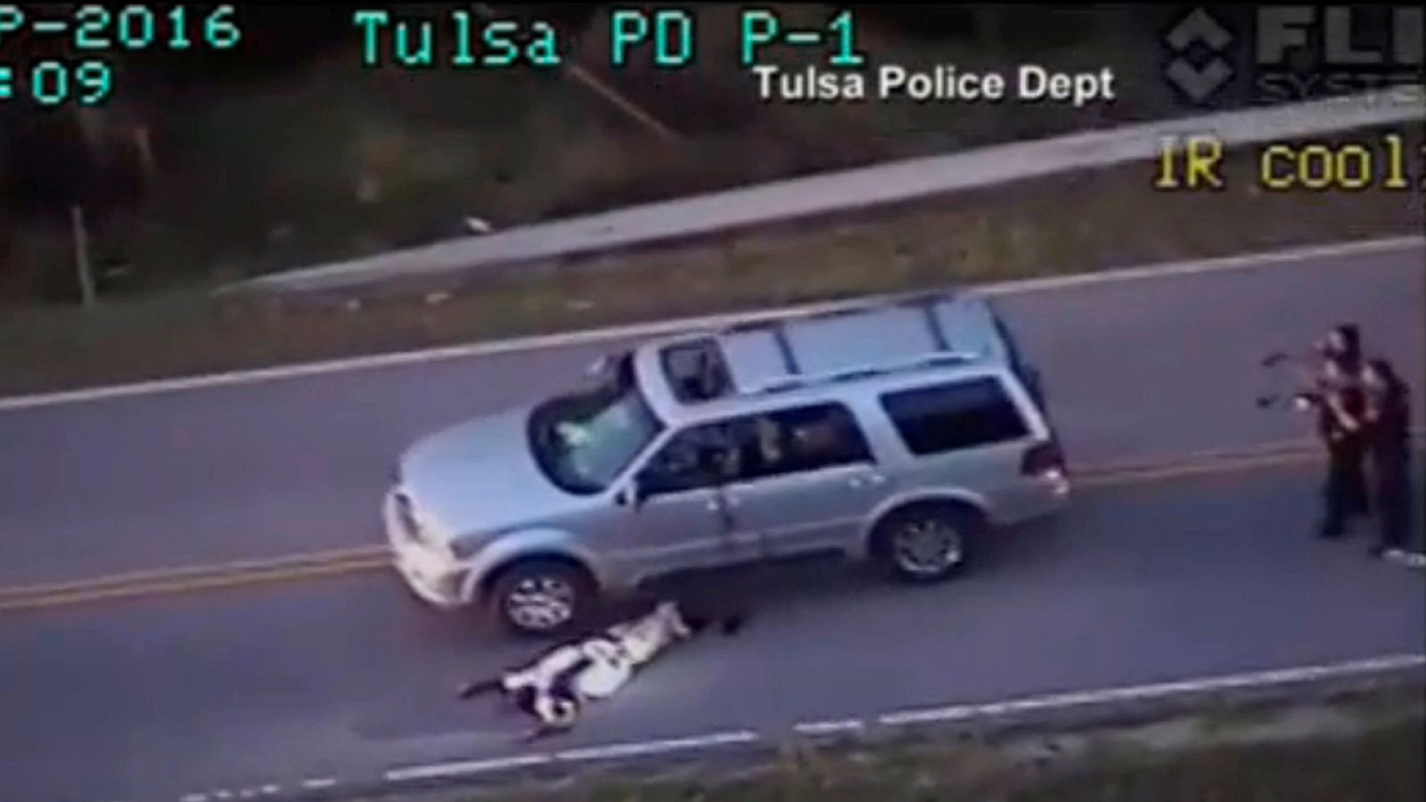 Fotograma del vídeo que muestra al afroamericano Terence Crutcher herido en el suelo tras el disparo