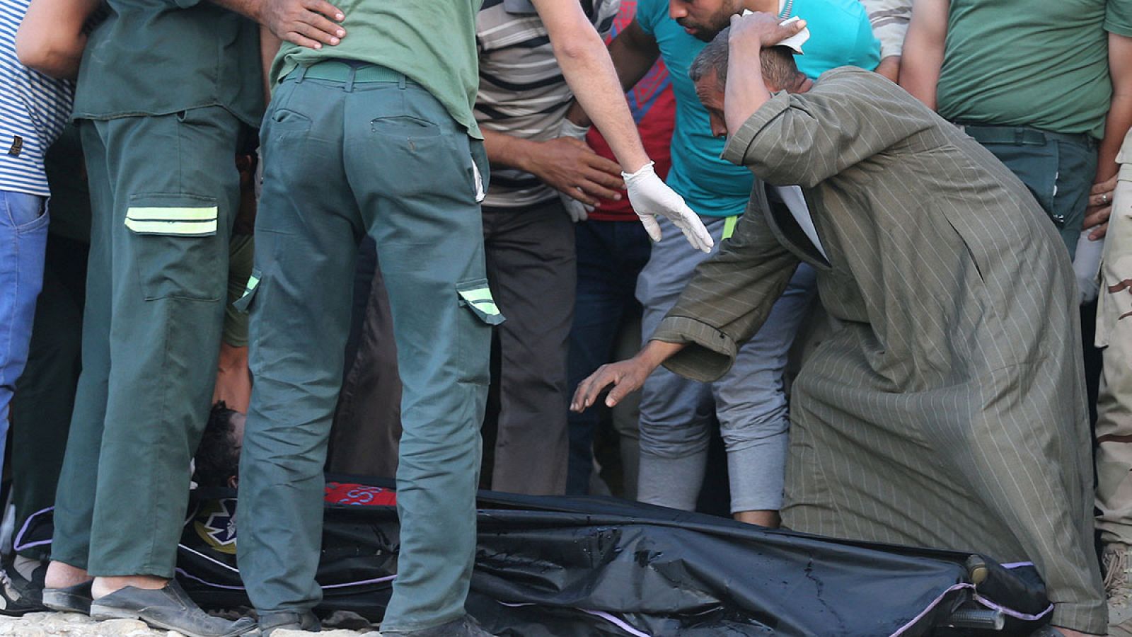 Recuperan el cuerpo de una de las víctimas del naufragio en Egipto